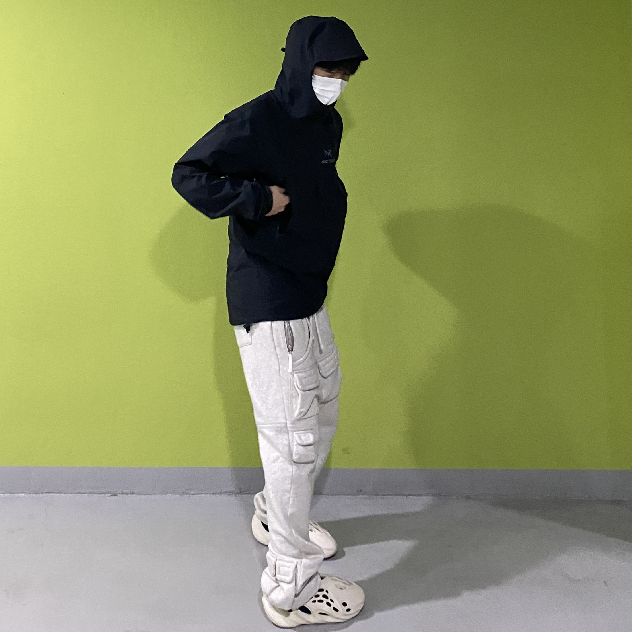 Adidas Yeezy Foam RNNR Sand, Stussy x Rick Owens 40 WT T-Shirt 착용 스타일 - 1
