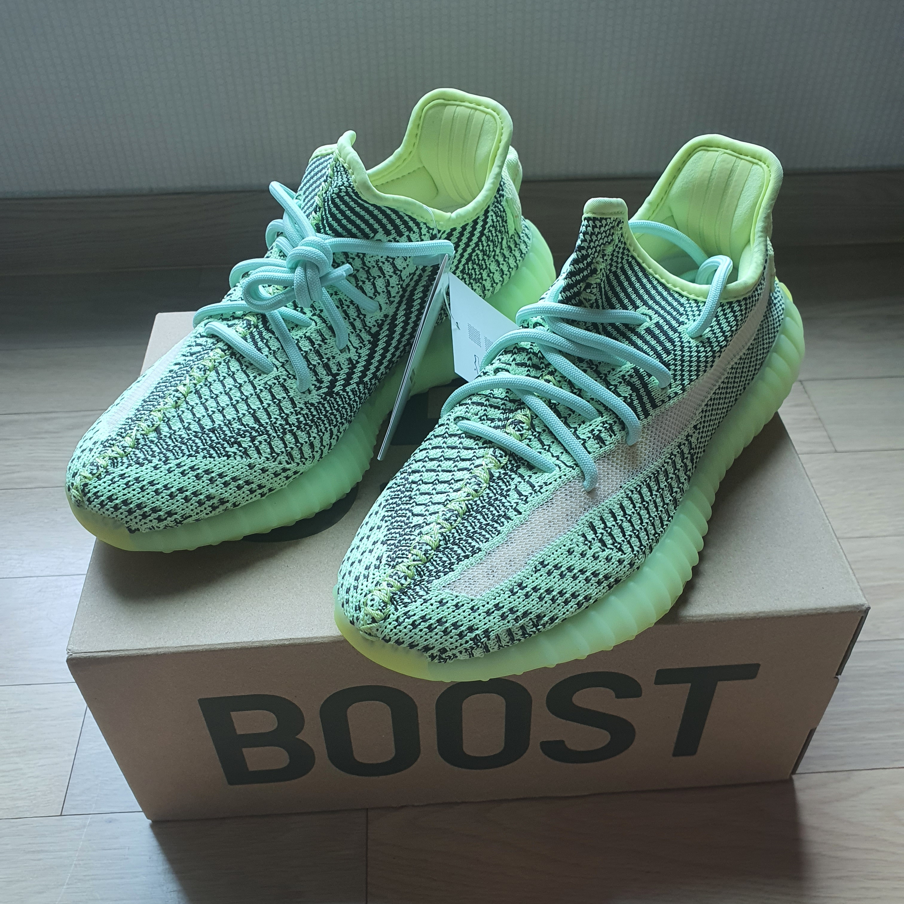 Adidas Yeezy Boost 350 V2 Yeezreel - Non-Reflective 착용 스타일