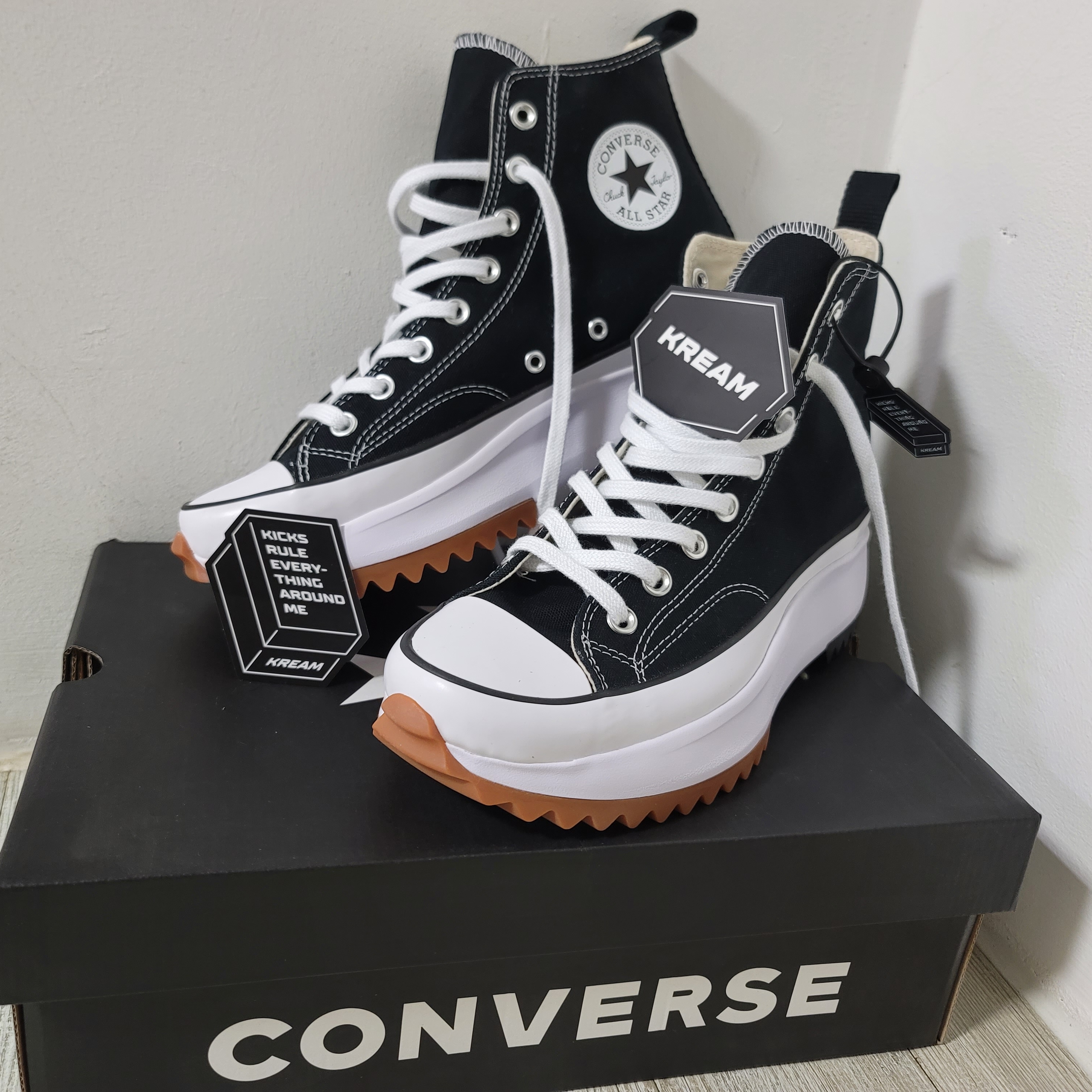 Converse Run Star Hike Hi Black White Gum 착용 스타일 - 1