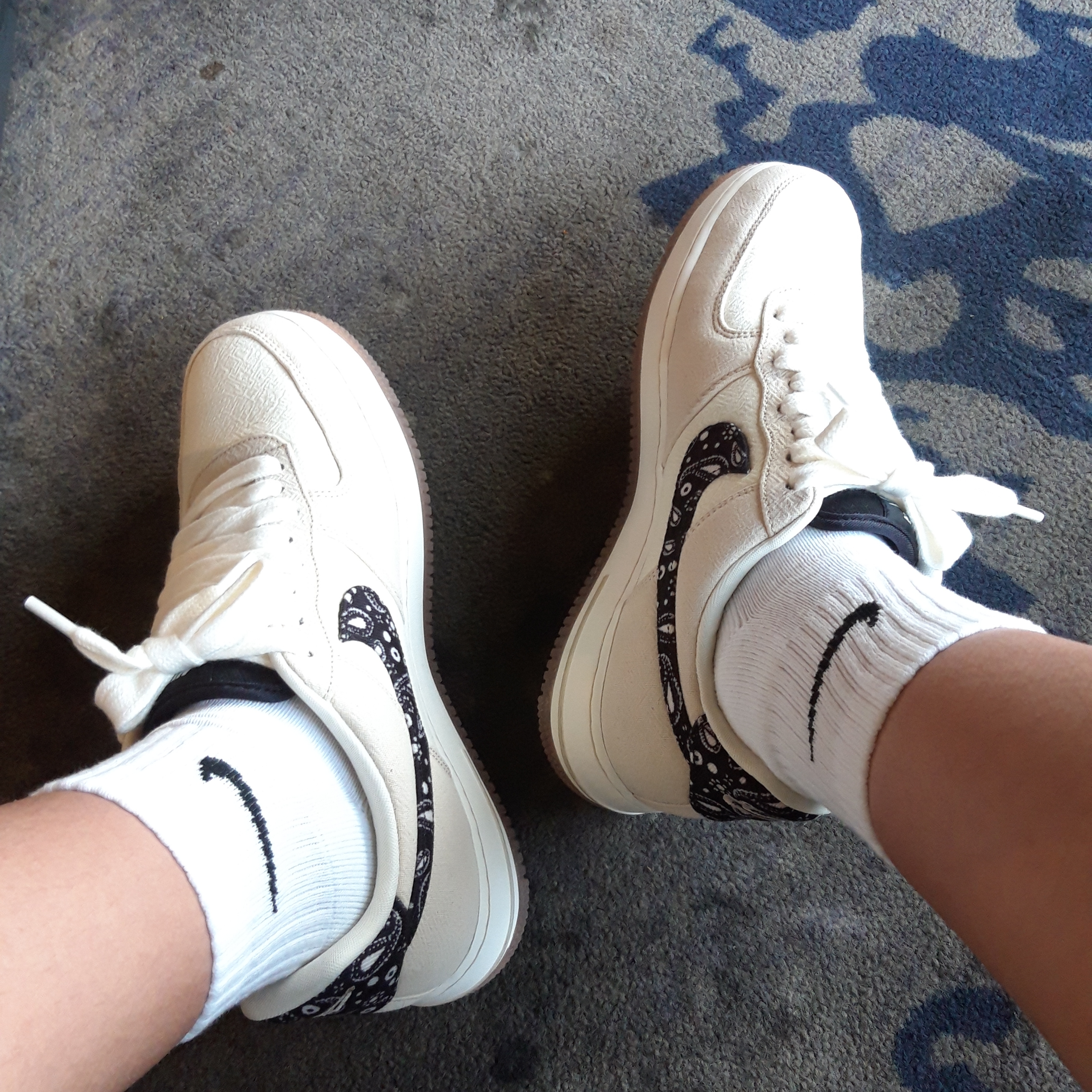 Nike Air Force 1 '07 LV8 Paisley Swoosh 착용 스타일