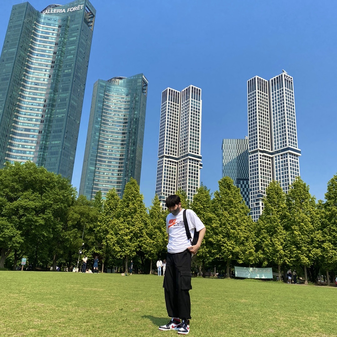 Jordan 1 Mid Gym Red Black White, Nike x Stussy International Beach Crew T-Shirt White - US/EU 착용 스타일