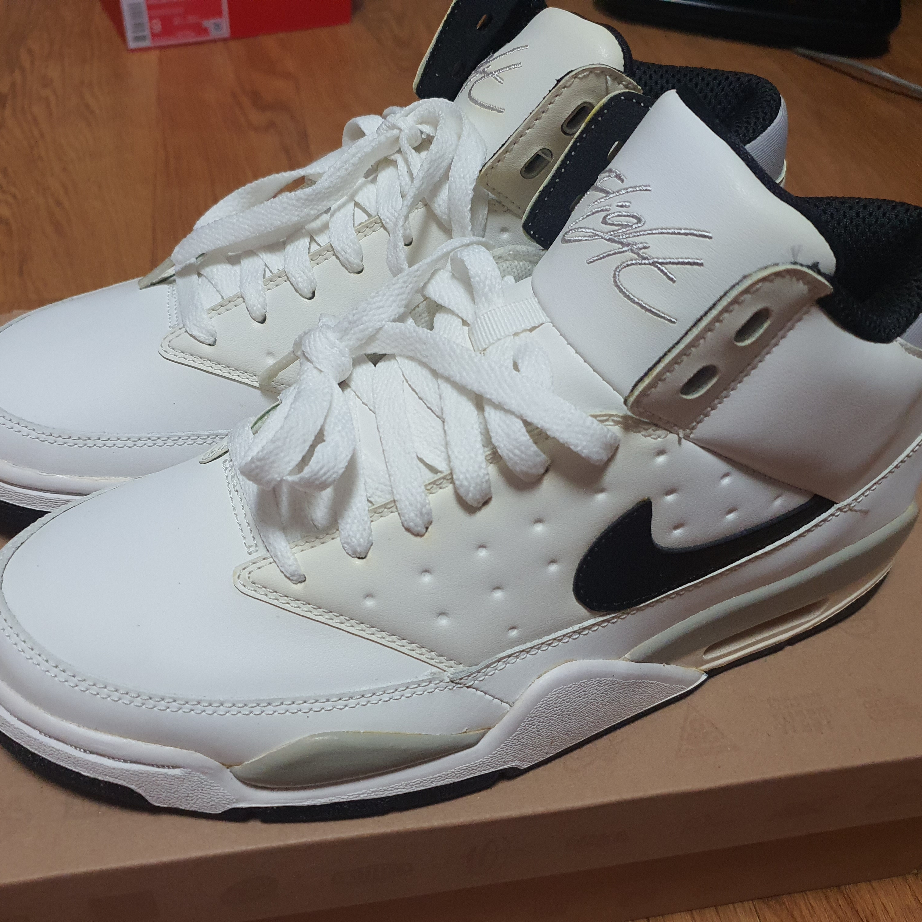 Nike Air Max 720 Be True 2019, Reebok Instapump Fury Tiger Print White Red Blue 착용 스타일 - 2