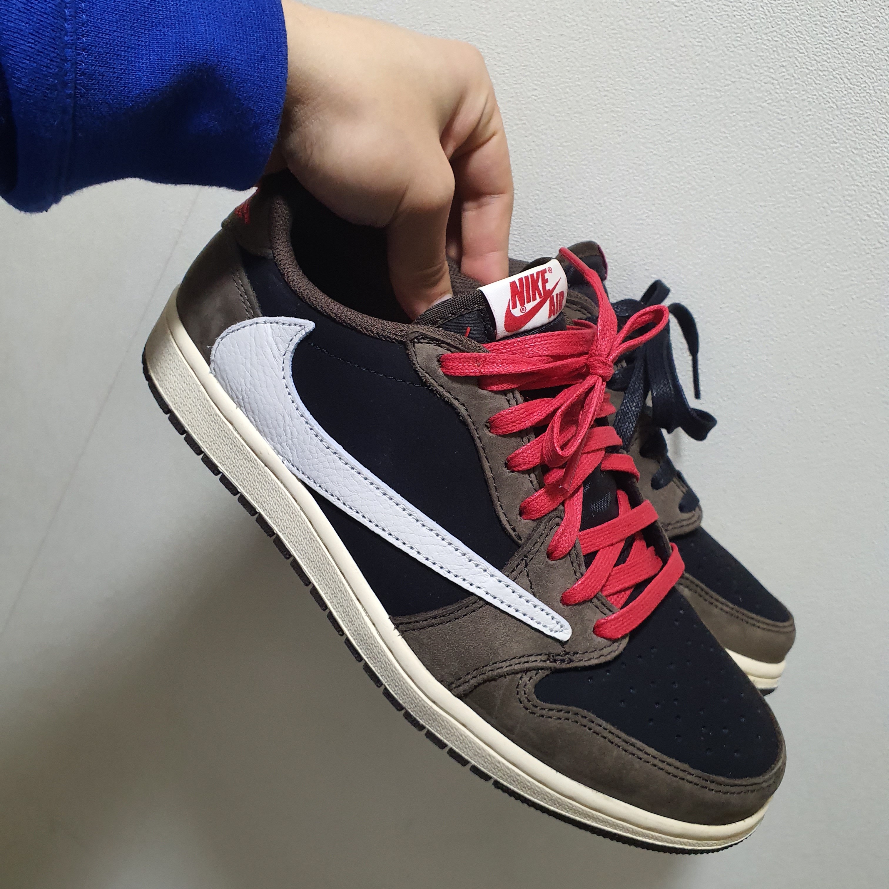 Jordan 1 x Travis Scott Retro Low OG SP Mocha 착용 스타일 - 3