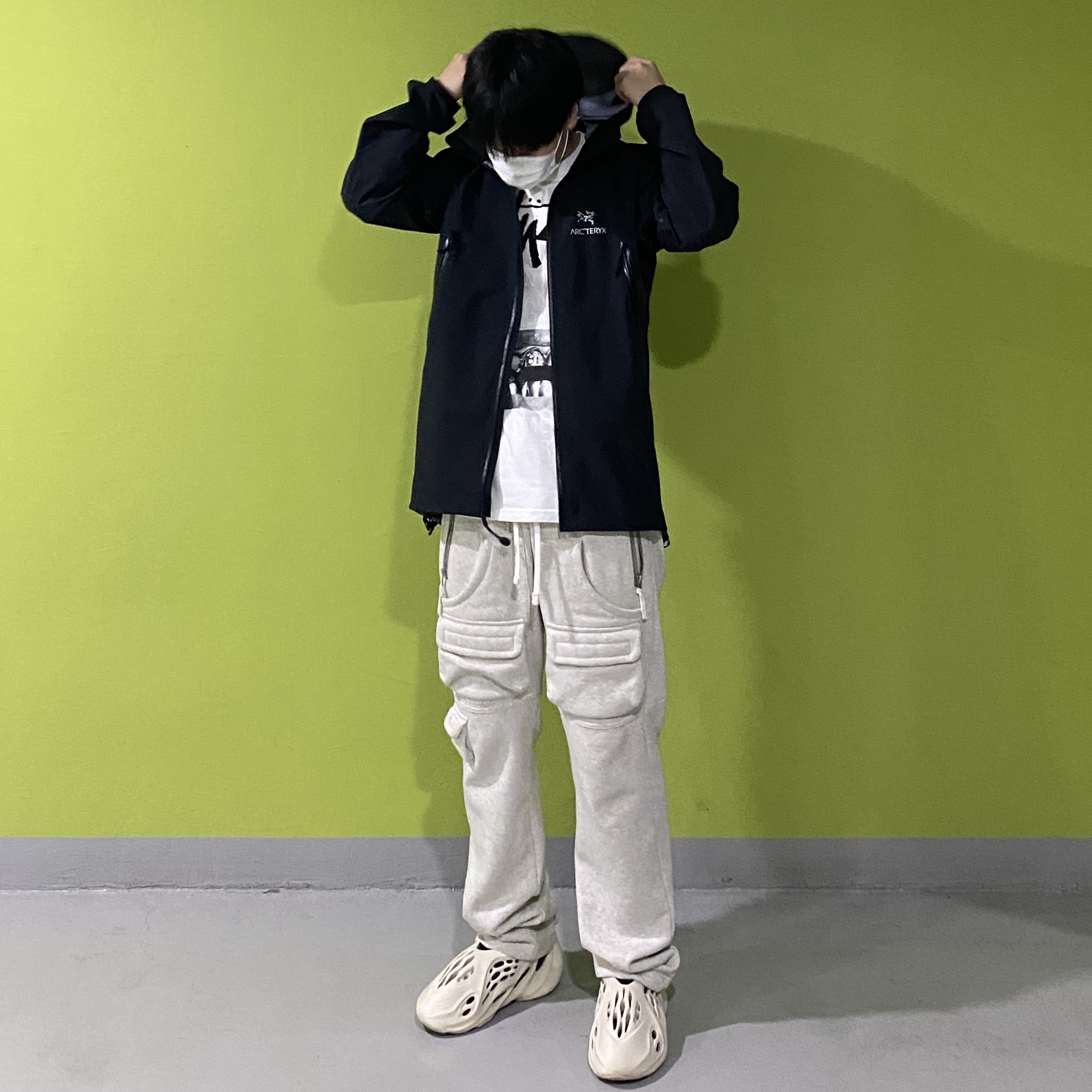 Adidas Yeezy Foam RNNR Sand, Stussy x Rick Owens 40 WT T-Shirt 착용 스타일 - 2