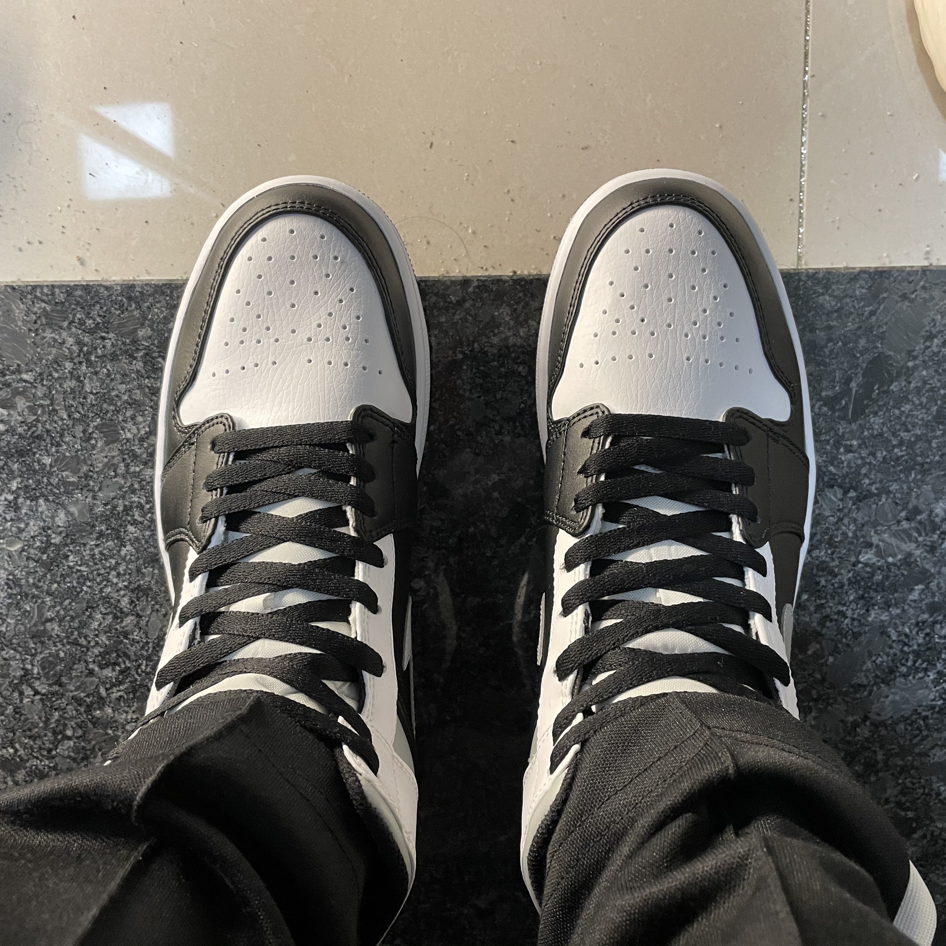 Jordan 1 Mid White Shadow 착용 스타일