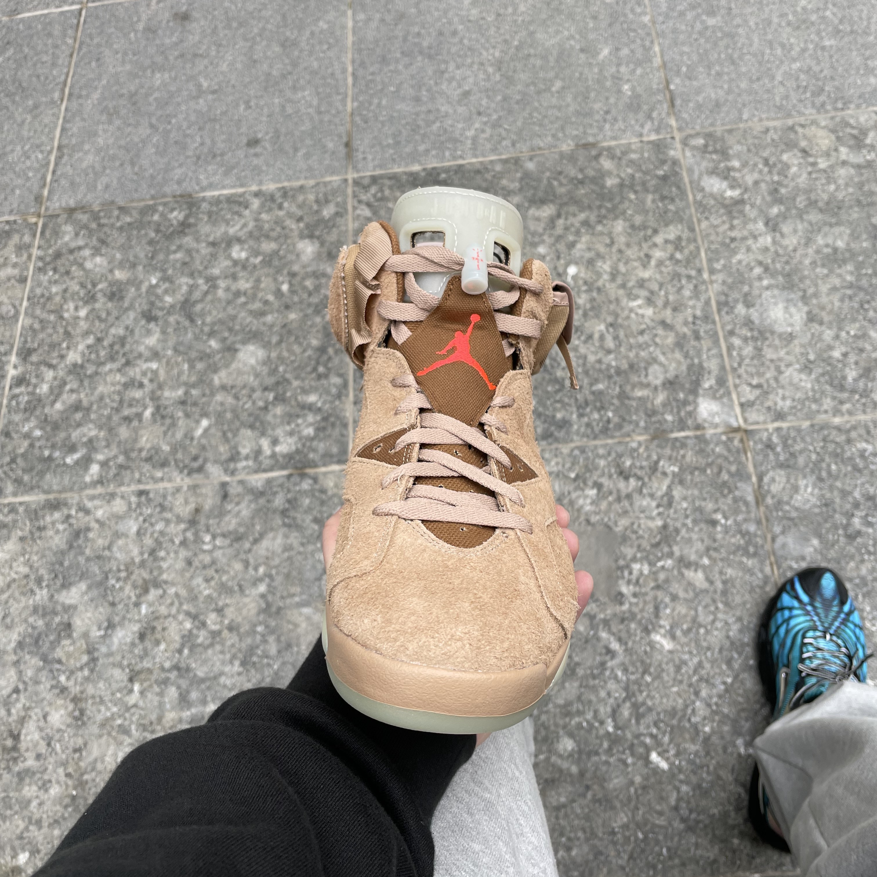 Jordan 6 x Travis Scott Retro SP British Khaki 착용 스타일 - 3