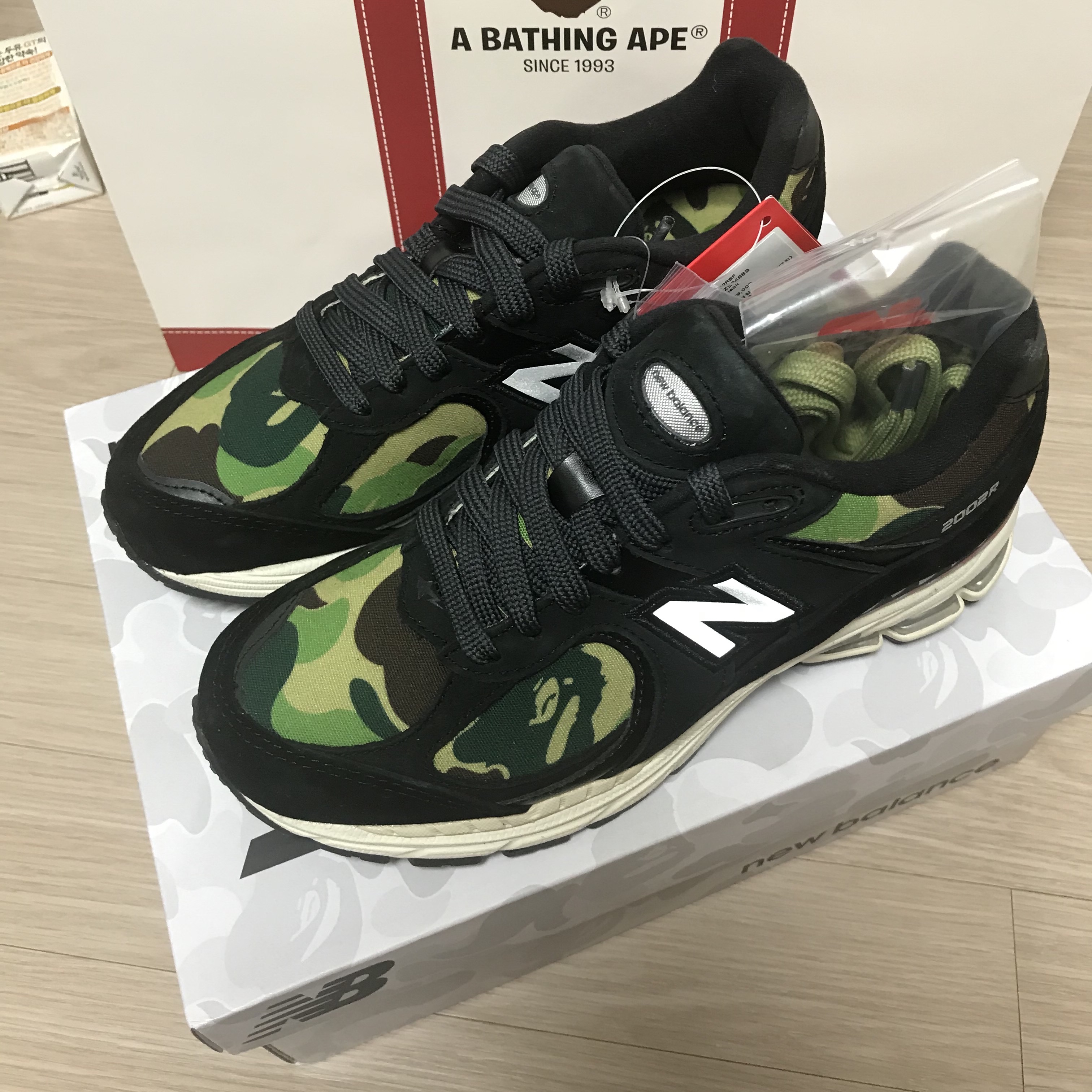 New Balance x BAPE 2002R Black Camo (Special Box) 착용 스타일