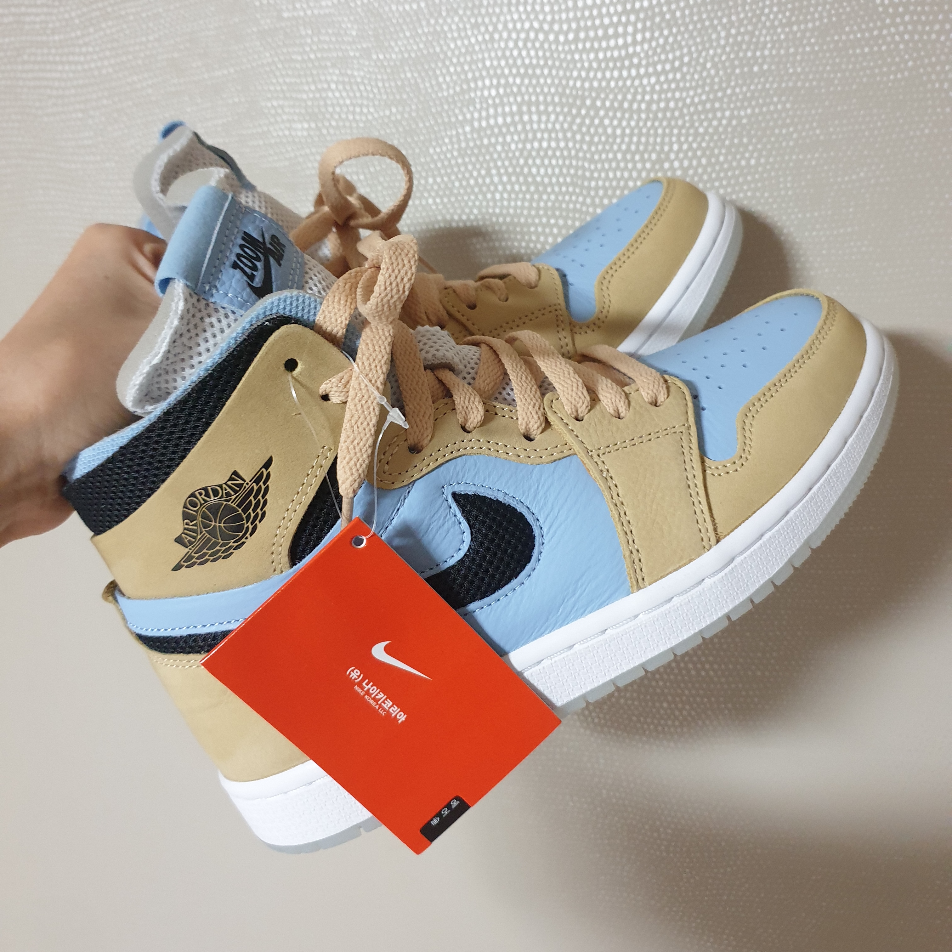 (W) Jordan 1 Zoom Air CMFT Psychic Blue Sesame 착용 스타일 - 1