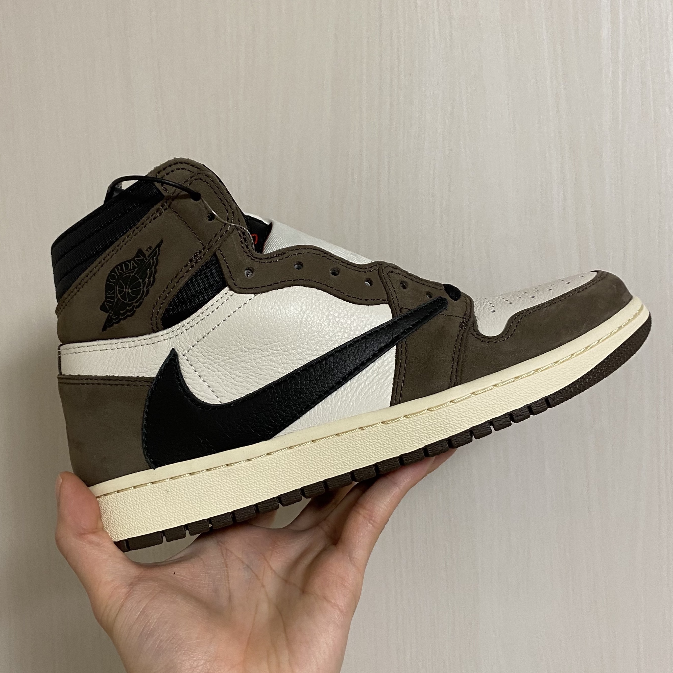 Jordan 1 x Travis Scott Retro High OG SP Mocha 착용 스타일 - 1