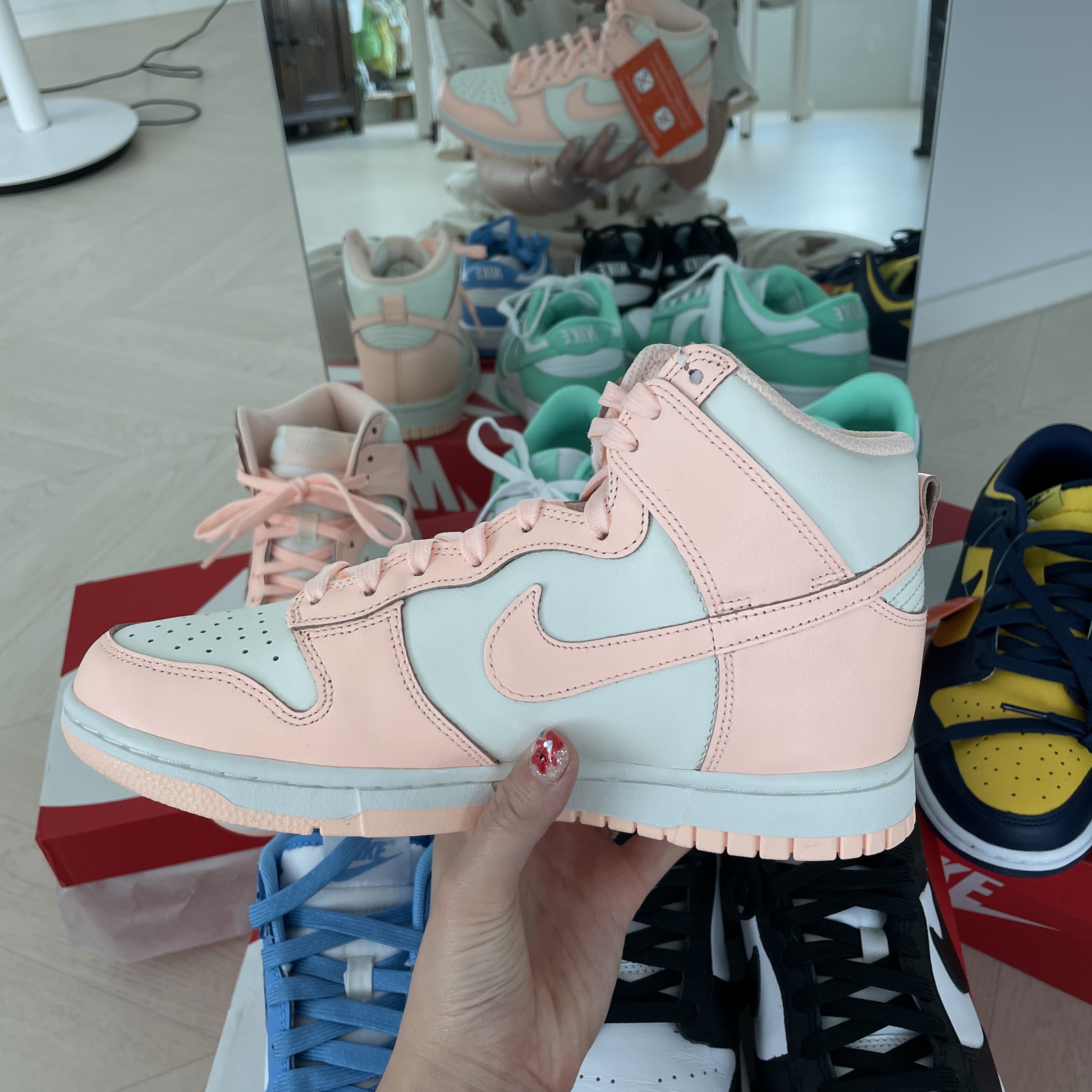 (W) Nike Dunk High Crimson Tint 착용 스타일 - 2
