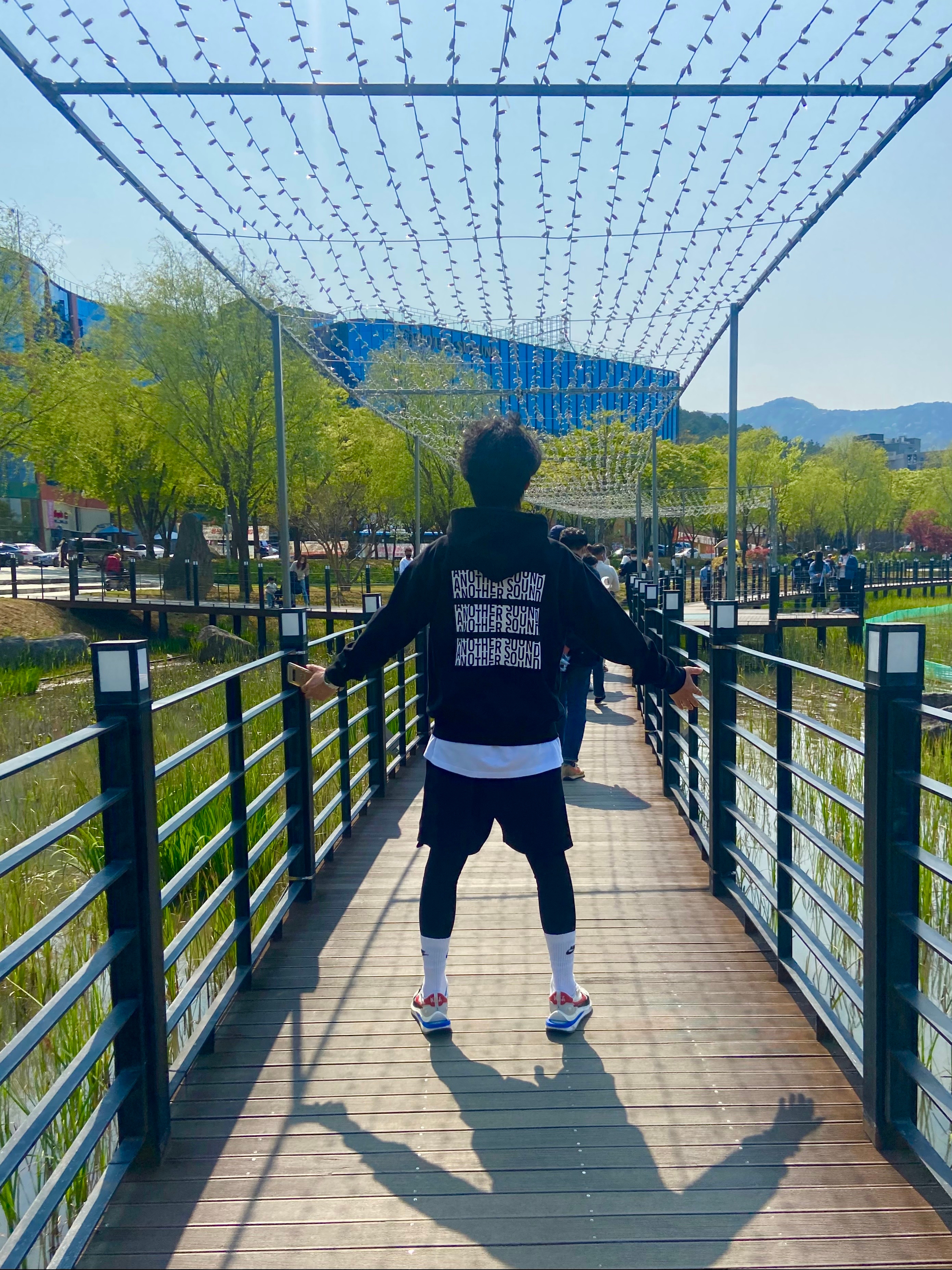 Nike x Sacai VaporWaffle Royal Fuchsia 착용 스타일