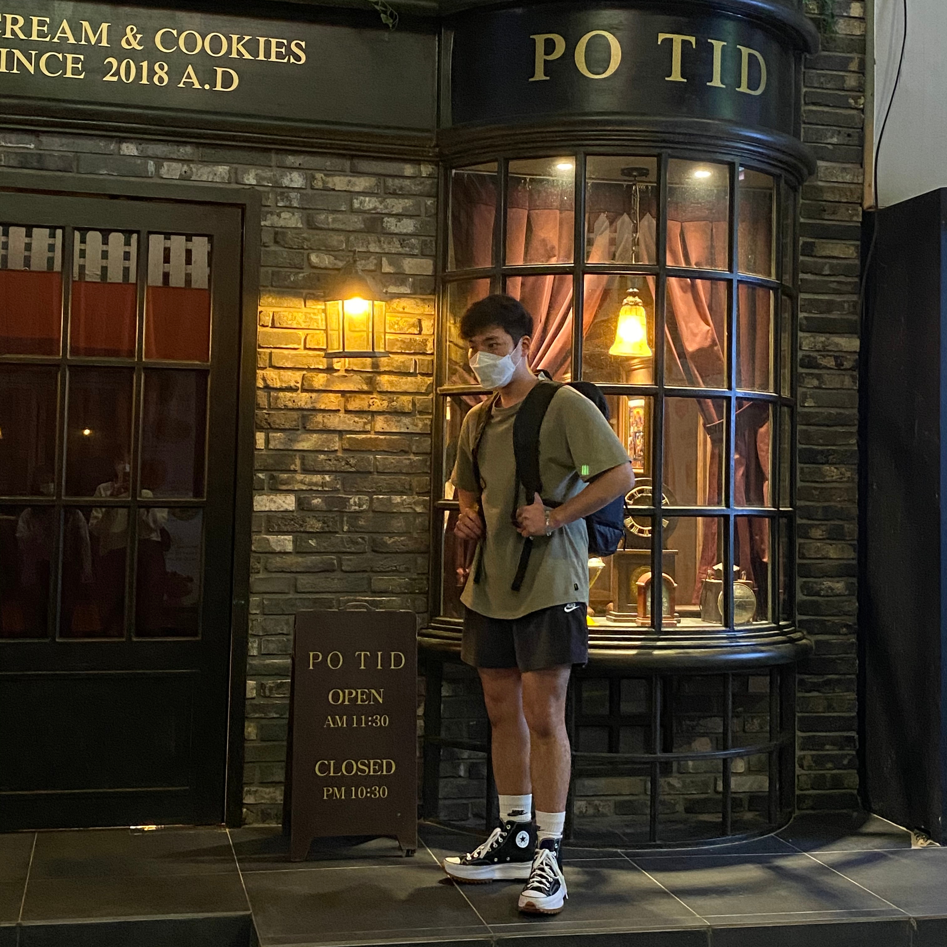 Converse Run Star Hike Hi Black White Gum, IAB Studio T-Shirt Olive Green 착용 스타일 - 1