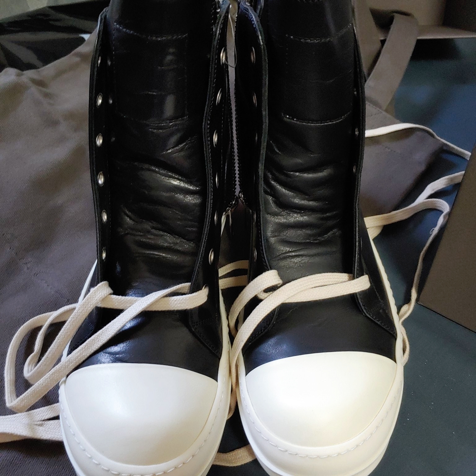Dr. Martens x Rick Owens 1460 Bex Suede Lace Up Boots 착용 스타일 - 2