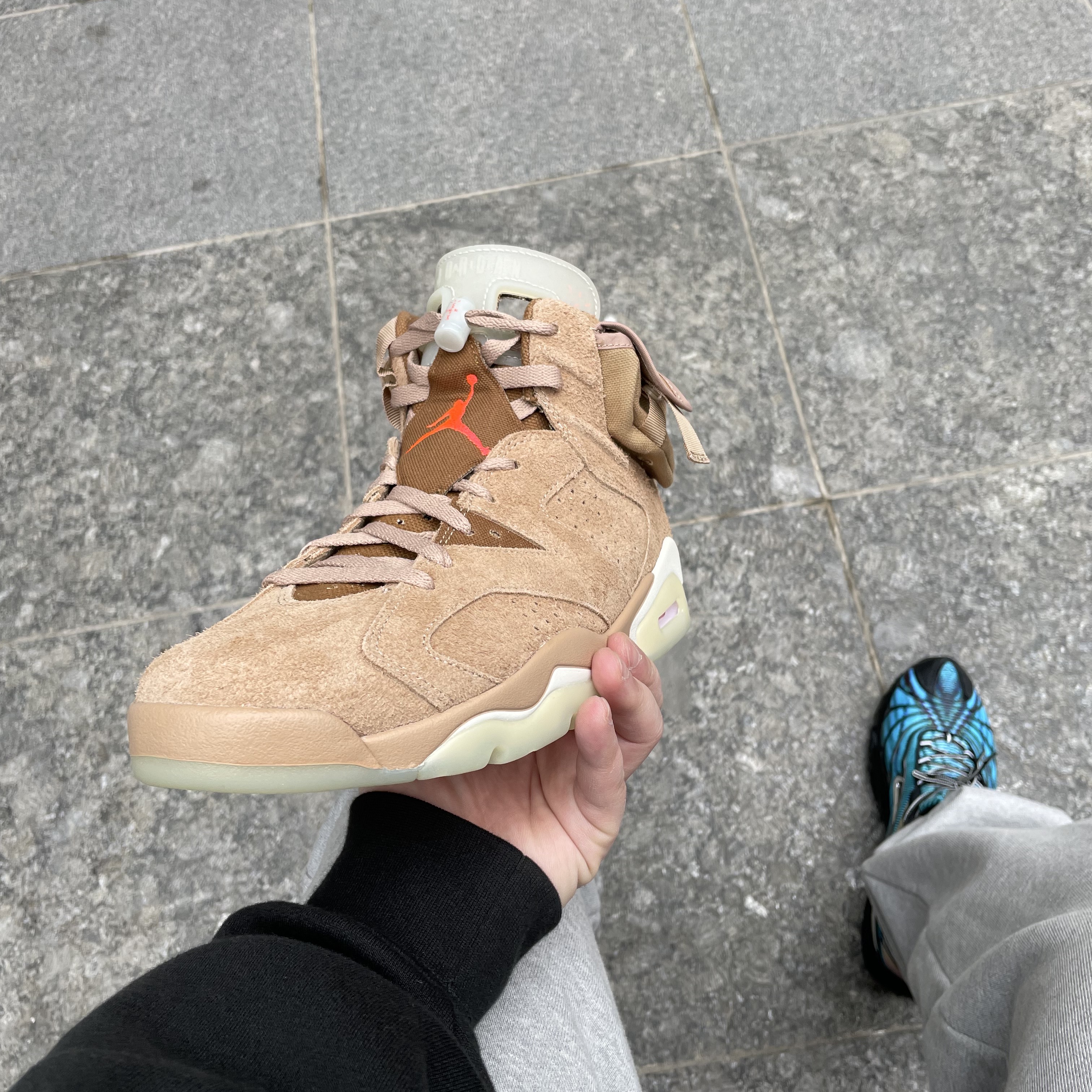 Jordan 6 x Travis Scott Retro SP British Khaki 착용 스타일 - 4