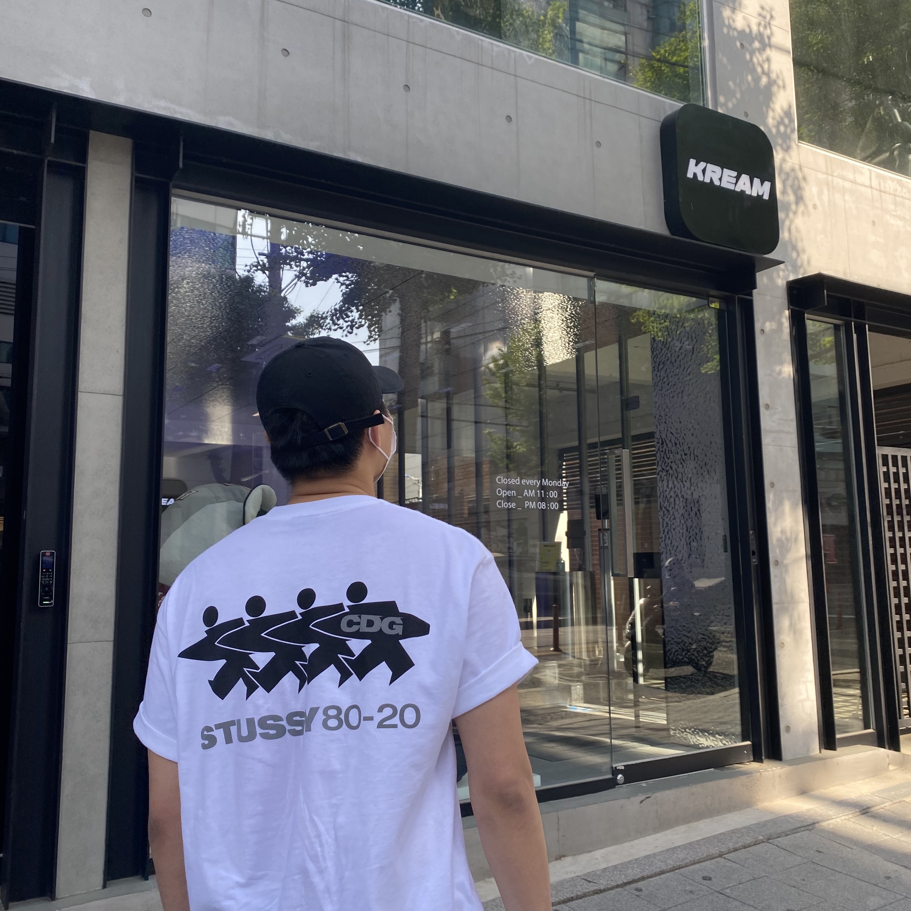 Stussy x CDG Surfman T-Shirt White, Jordan 1 Retro High OG Black Mocha 착용 스타일 - 3