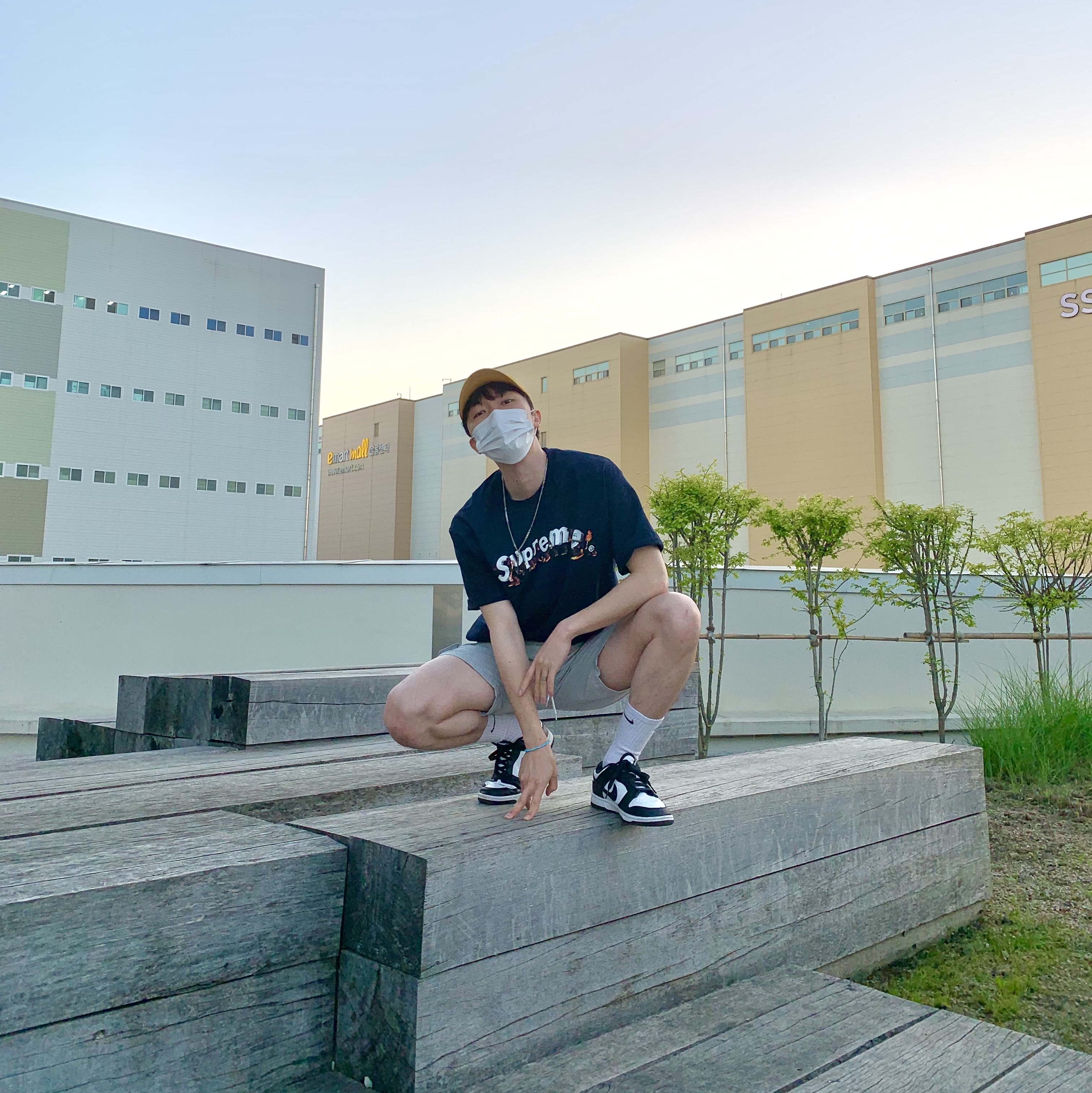 Supreme Apes T-Shirt Navy - 21SS, Nike Dunk Low Retro Black 착용 스타일 - 2
