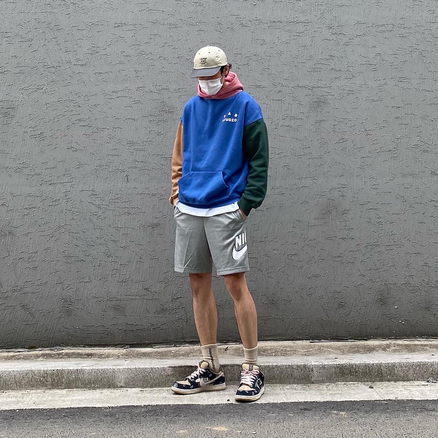 IAB Studio x JTBC Hoodie, Nike x Travis Scott SB Dunk Low 착용 스타일