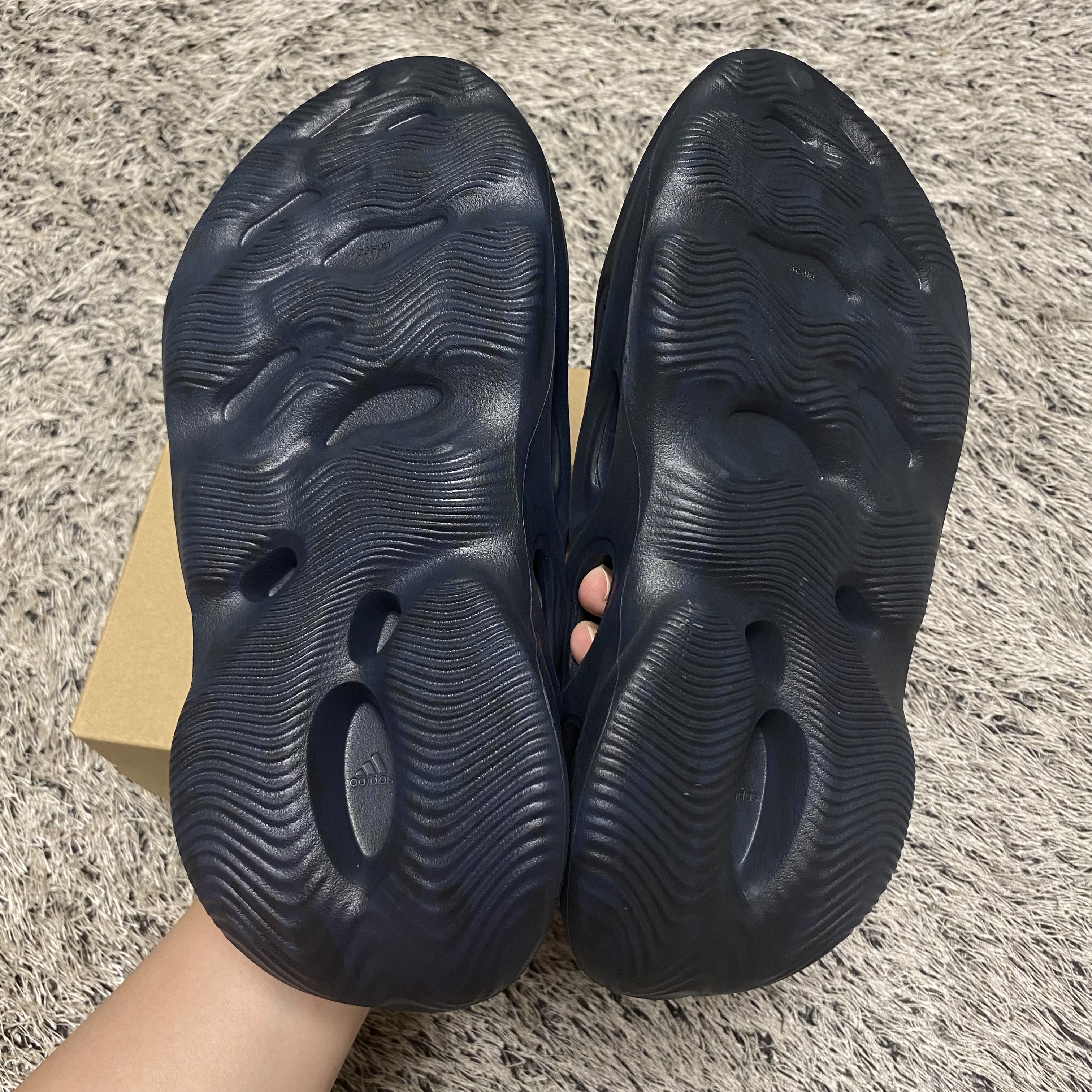 Adidas Yeezy Foam RNNR Mineral Blue 착용 스타일 - 4