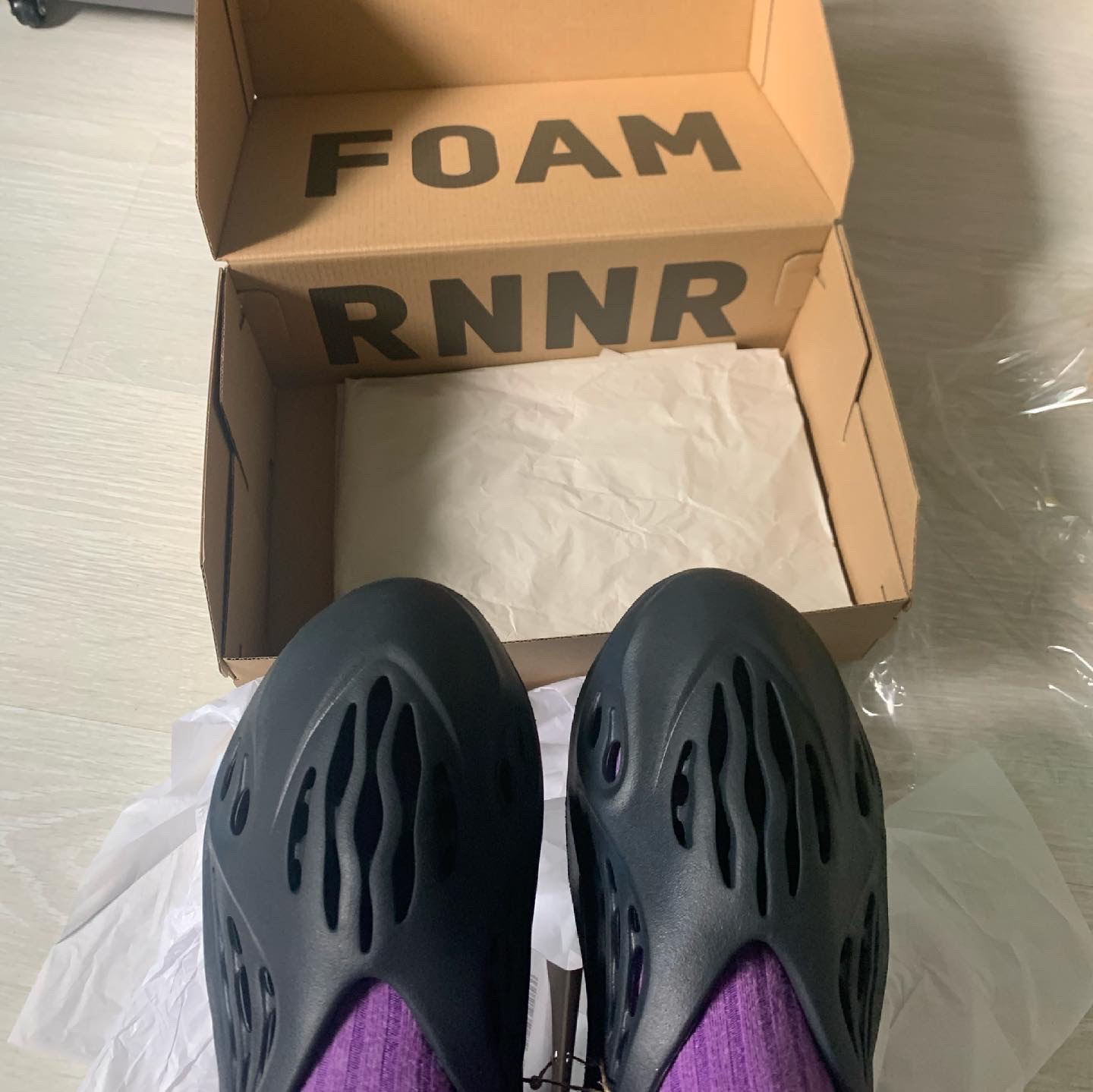 Adidas Yeezy Foam RNNR Mineral Blue 착용 스타일 - 2