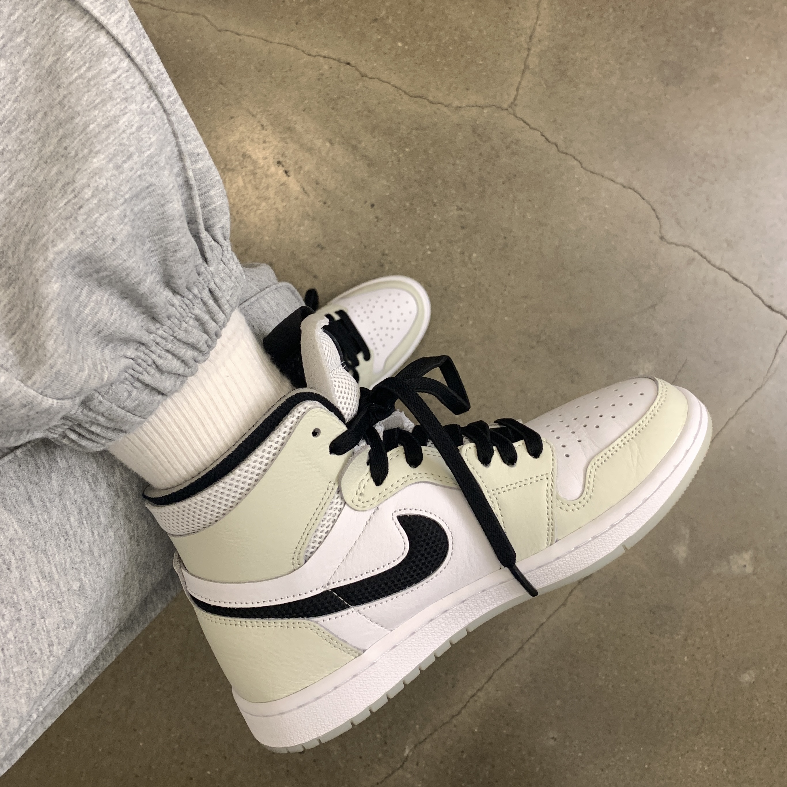 (W) Jordan 1 Zoom Air CMFT Light Bone 착용 스타일