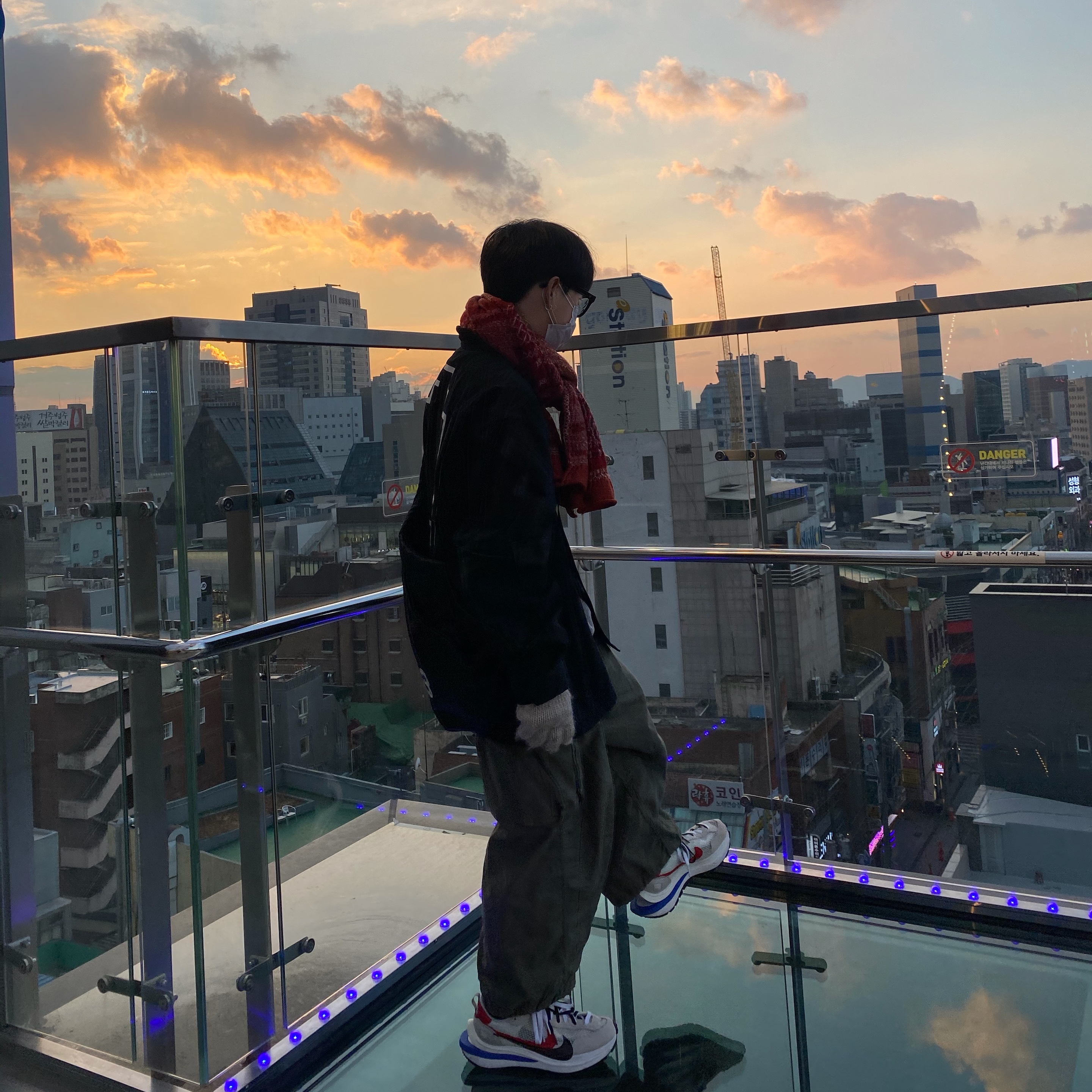 Nike x Sacai VaporWaffle Royal Fuchsia 착용 스타일 - 1