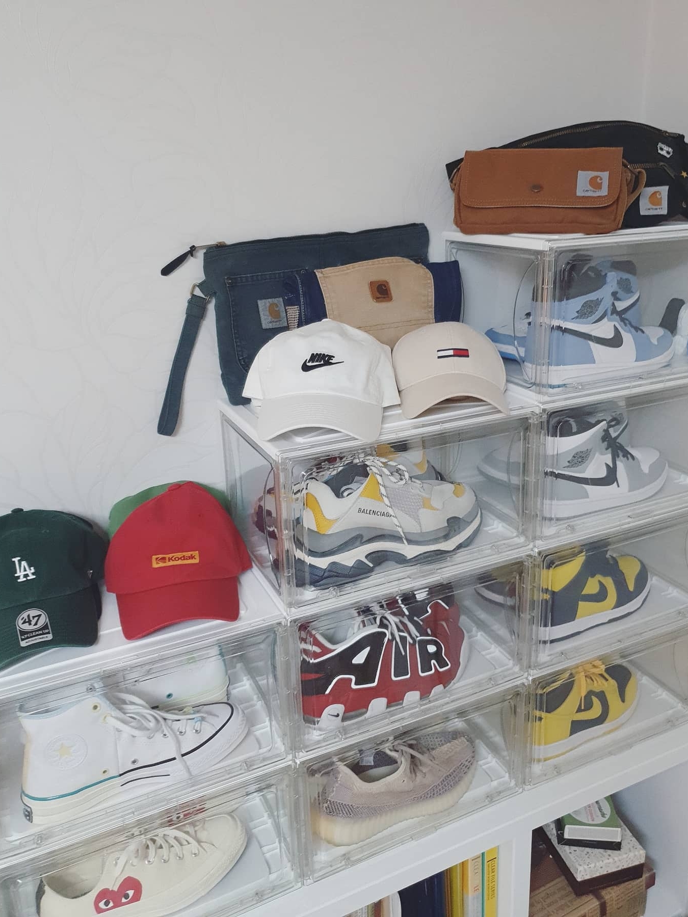 Jordan 1 Retro High OG University Blue, Balenciaga Triple S Bicolor White Light Grey Yellow 2018 착용 스타일 - 2