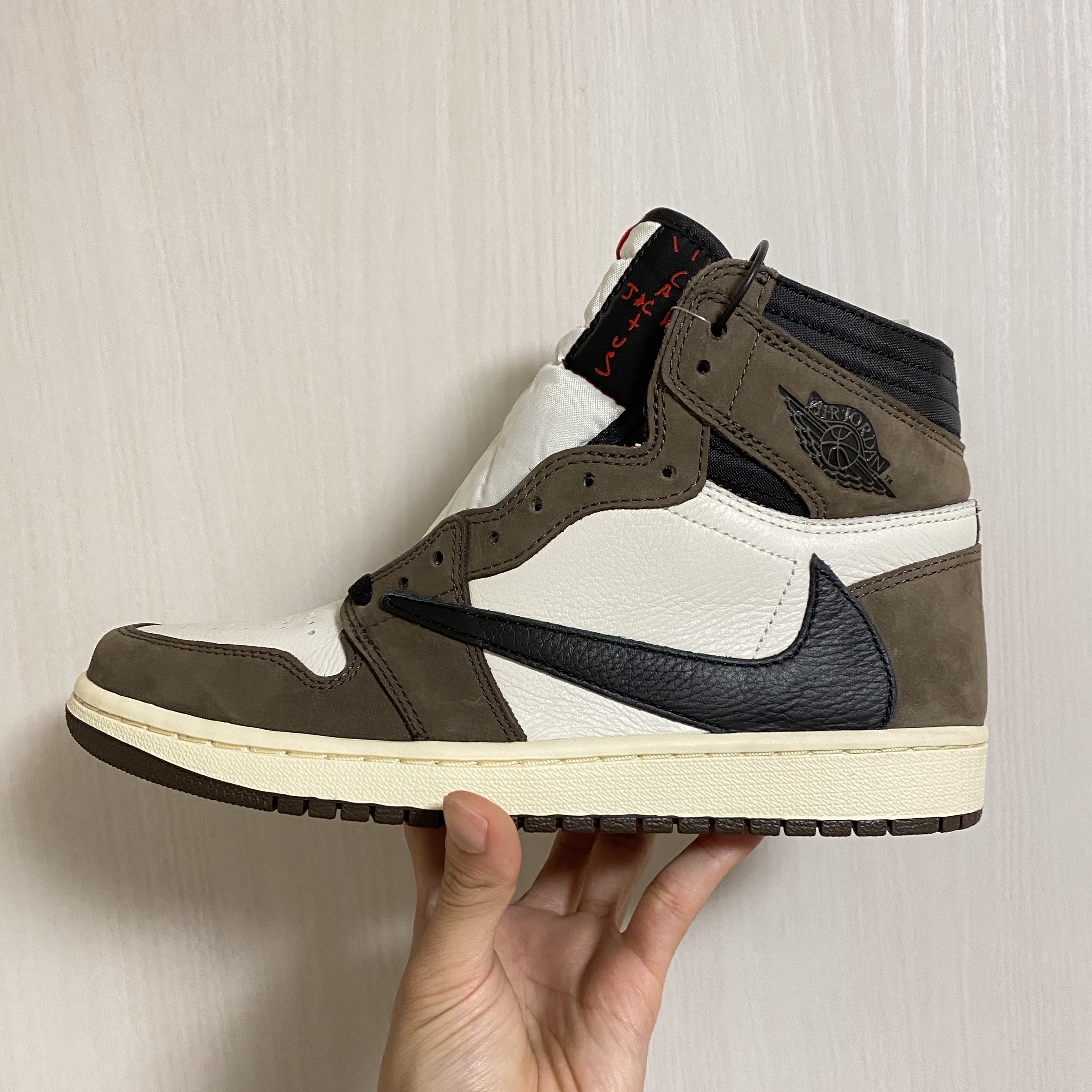 Jordan 1 x Travis Scott Retro High OG SP Mocha 착용 스타일 - 2