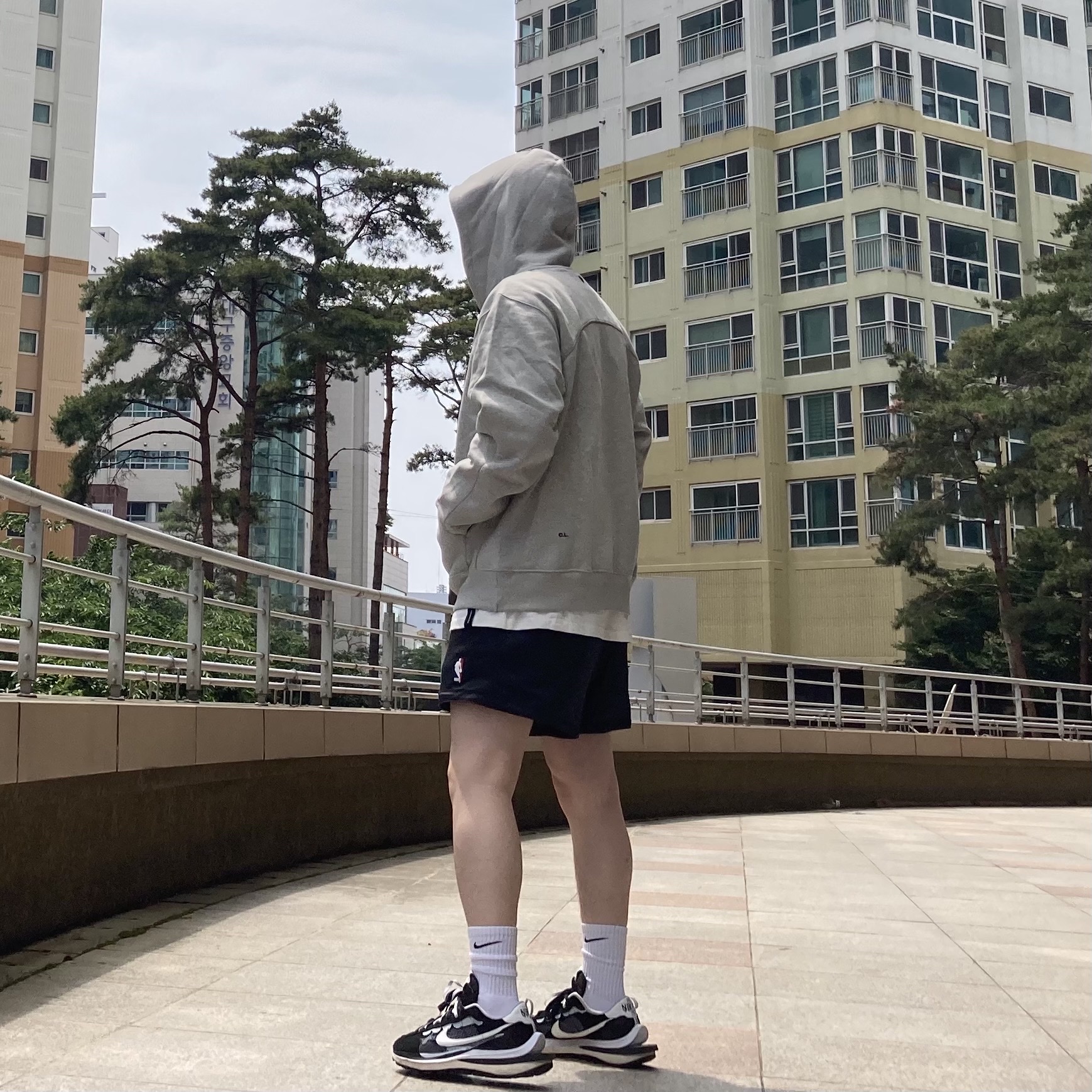 Nike x Drake Nocta Cardinal Stock Essential Hoodie Grey - US/EU, Nike x Fear of God Basketball Shorts Off Noir 착용 스타일 - 1