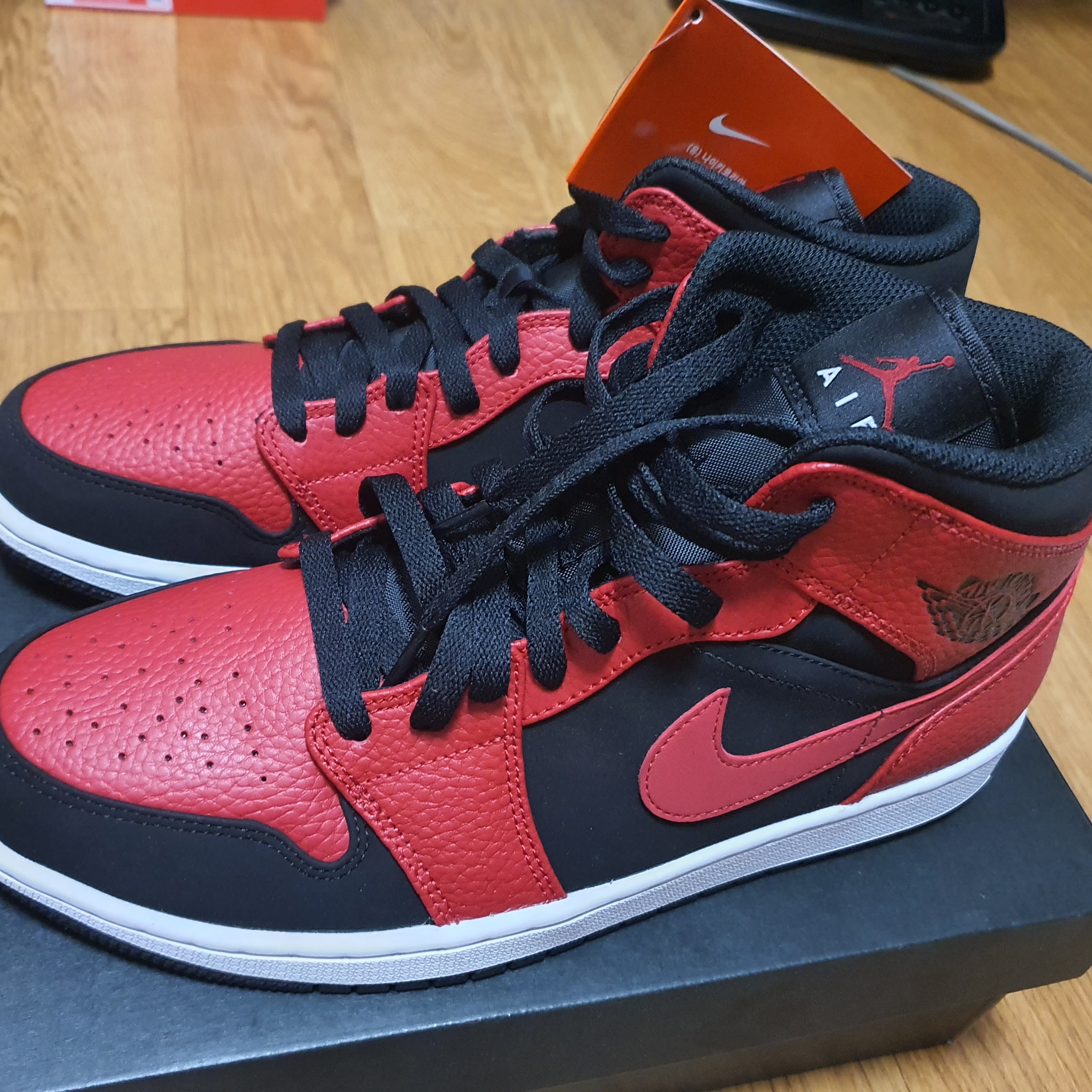 Jordan 1 Retro High OG University Blue, Jordan 1 Mid SE ASW Black 착용 스타일 - 3