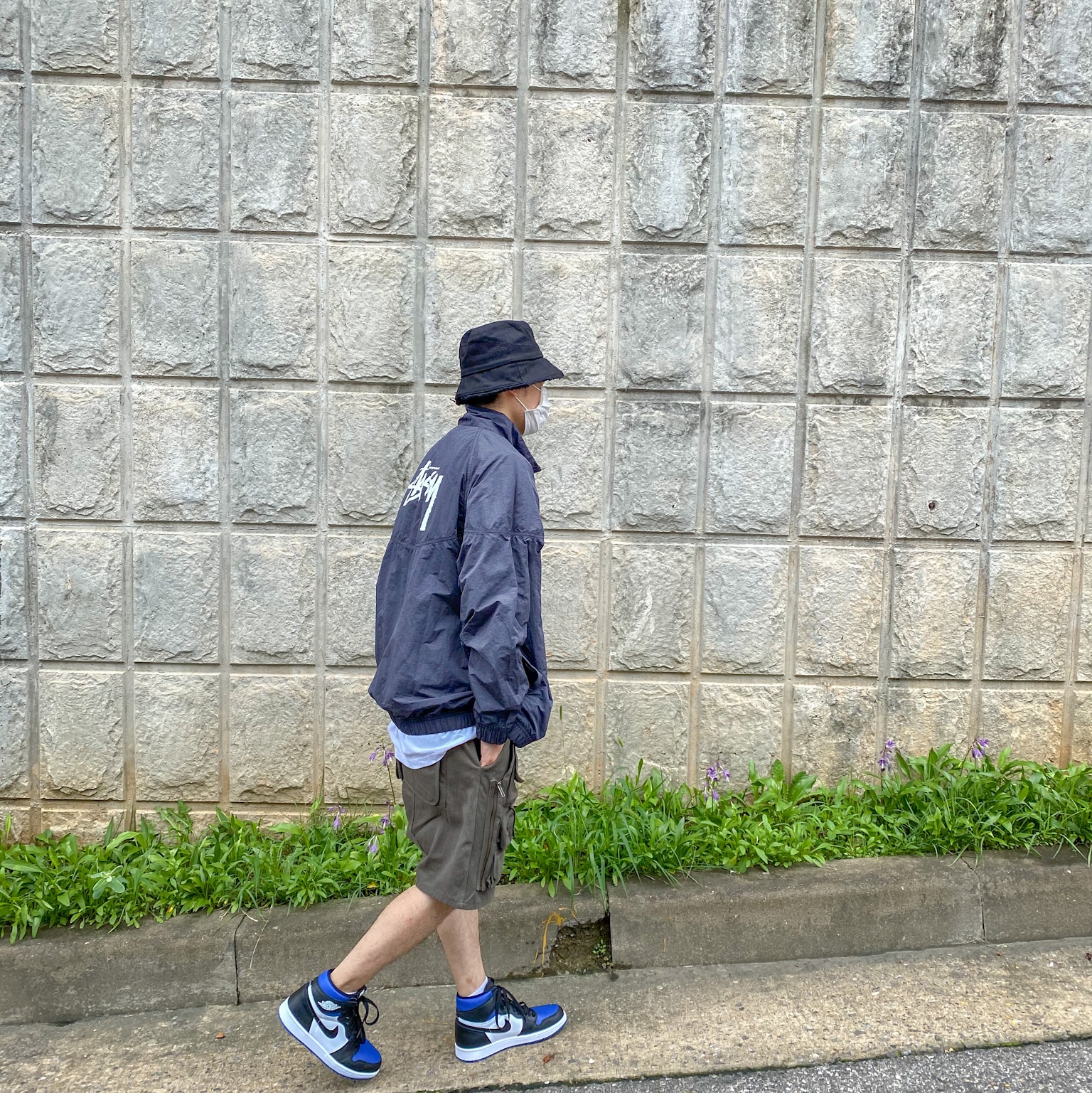 Nike x Stussy Windrunner Jacket Off Noir, Jordan 1 Retro High OG Royal Toe 착용 스타일