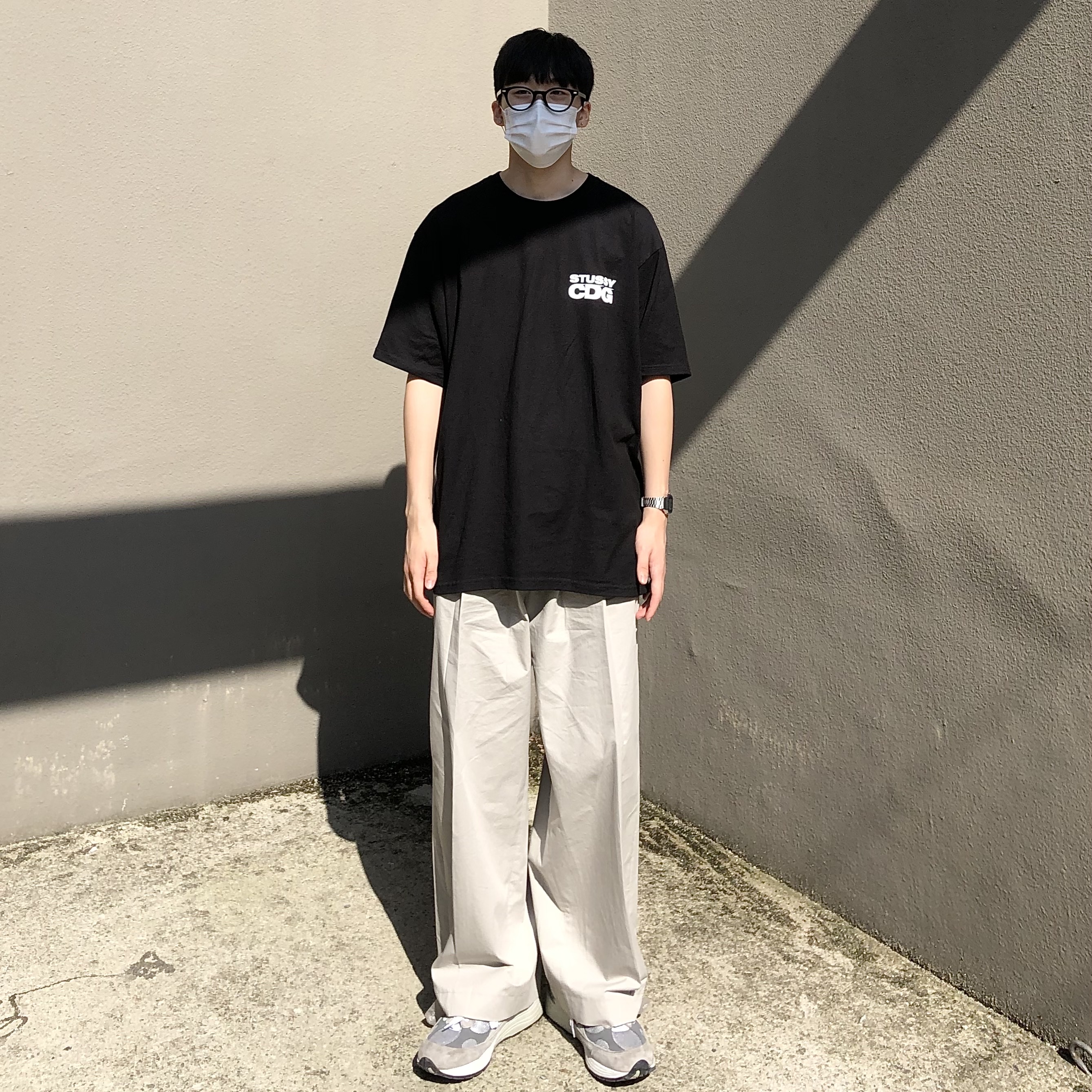 Stussy x CDG Surfman T-Shirt Black, New Balance 992 Made in USA Grey - D Standard 착용 스타일