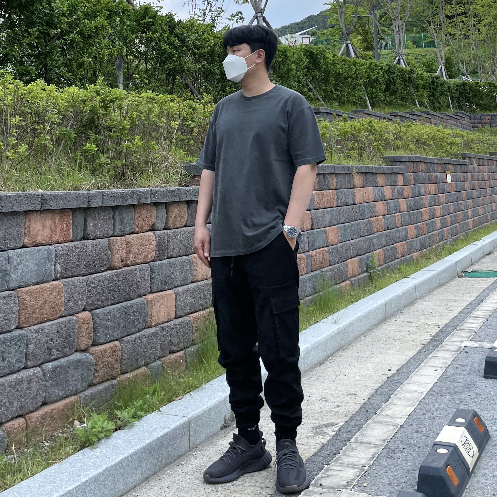 Adidas Yeezy Boost 350 V2 Cinder 착용 스타일
