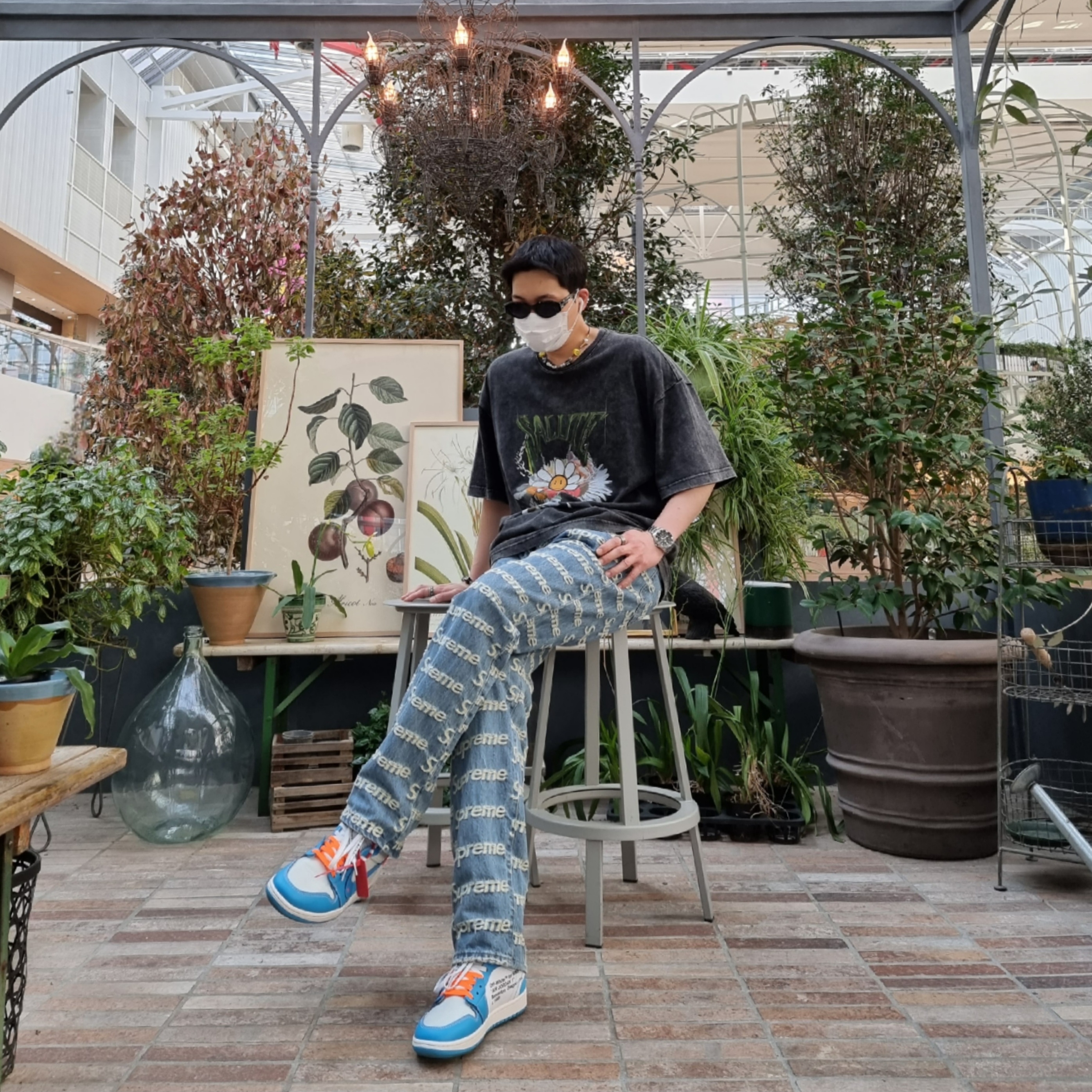 Supreme Frayed Logos Regular Jean Blue - 21SS, Jordan 1 x Off-White Retro High University Blue 착용 스타일 - 2