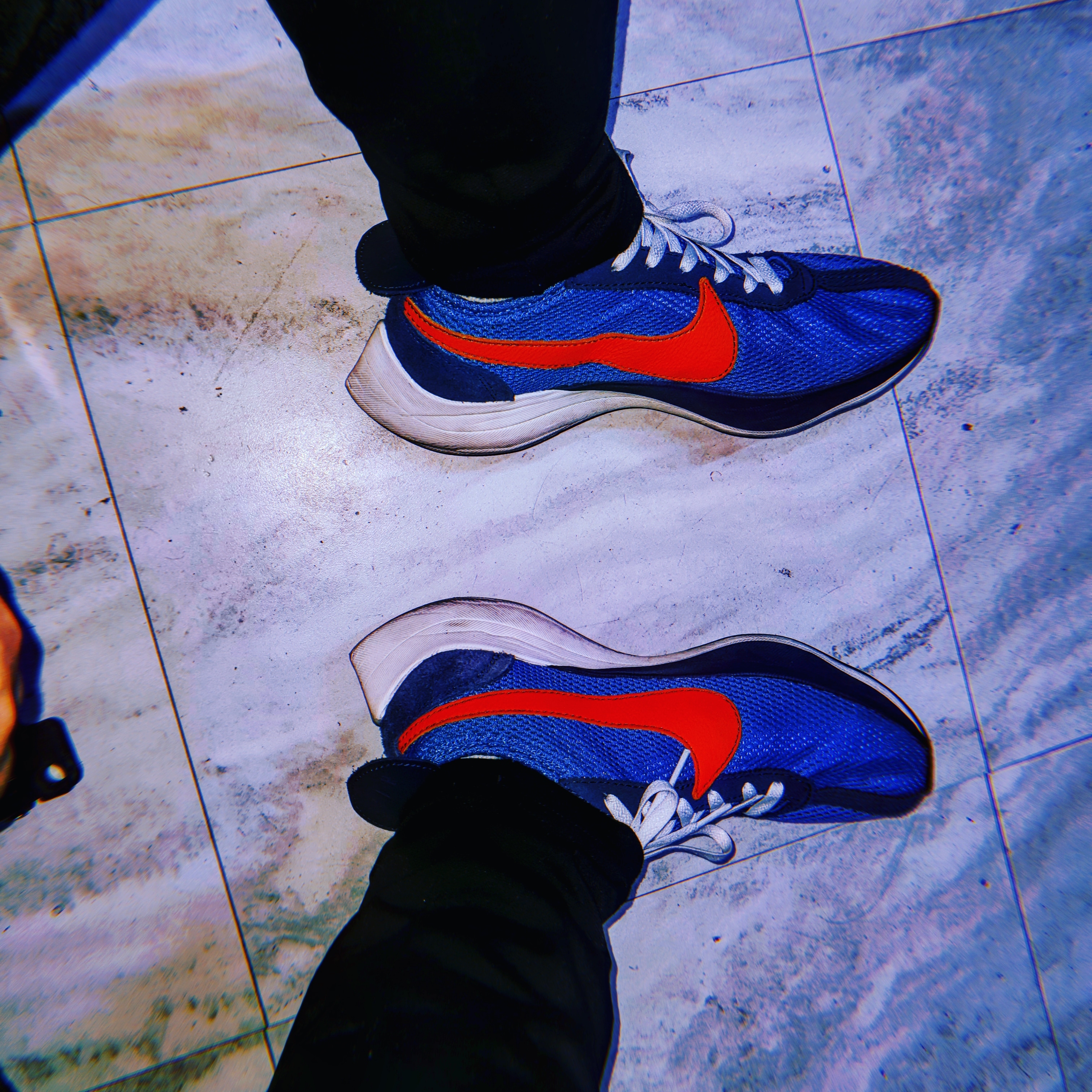 Nike Moon Racer Mountain Blue Team Orange 착용 스타일