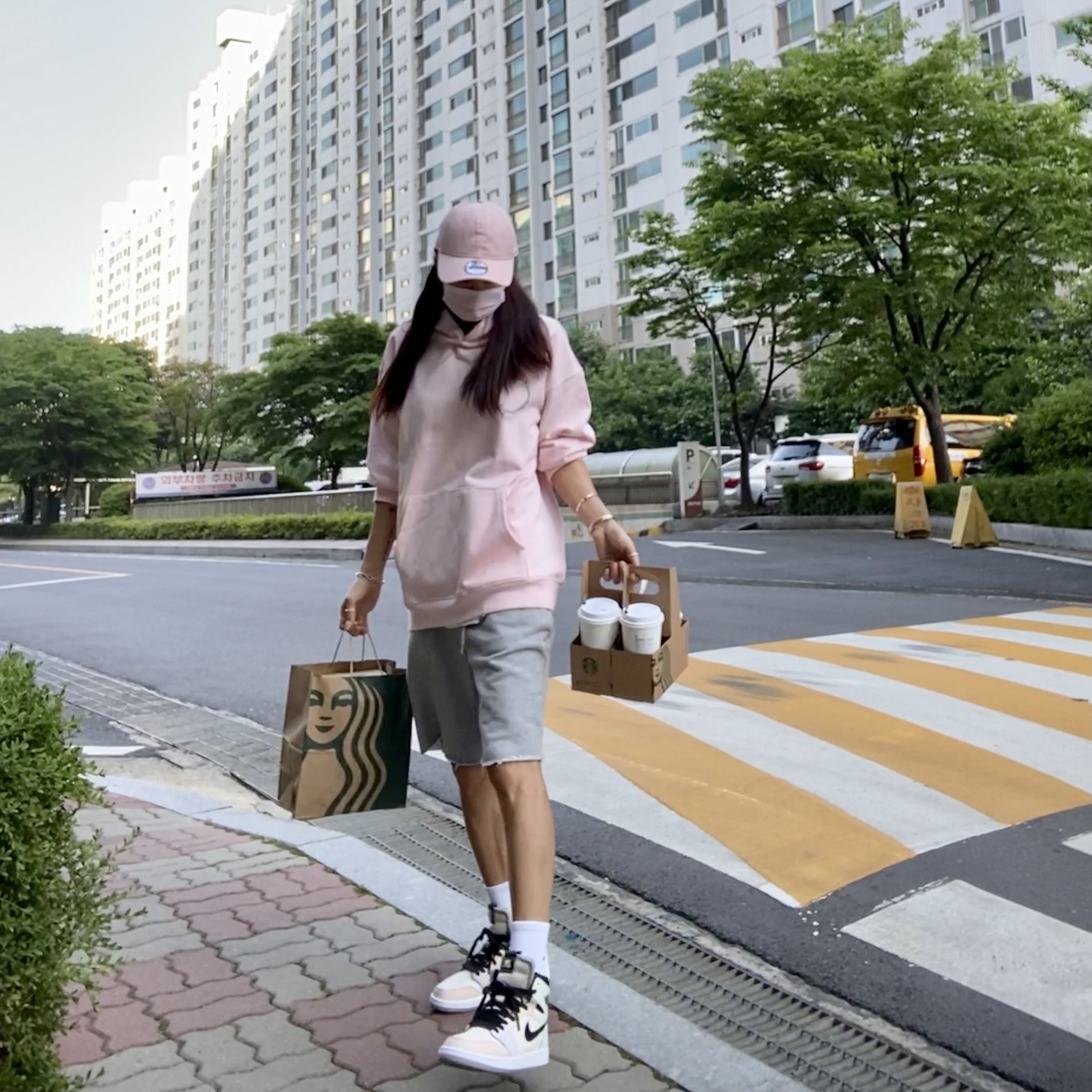 (W) Jordan 1 Zoom Air CMFT Pale Ivory 착용 스타일 - 1