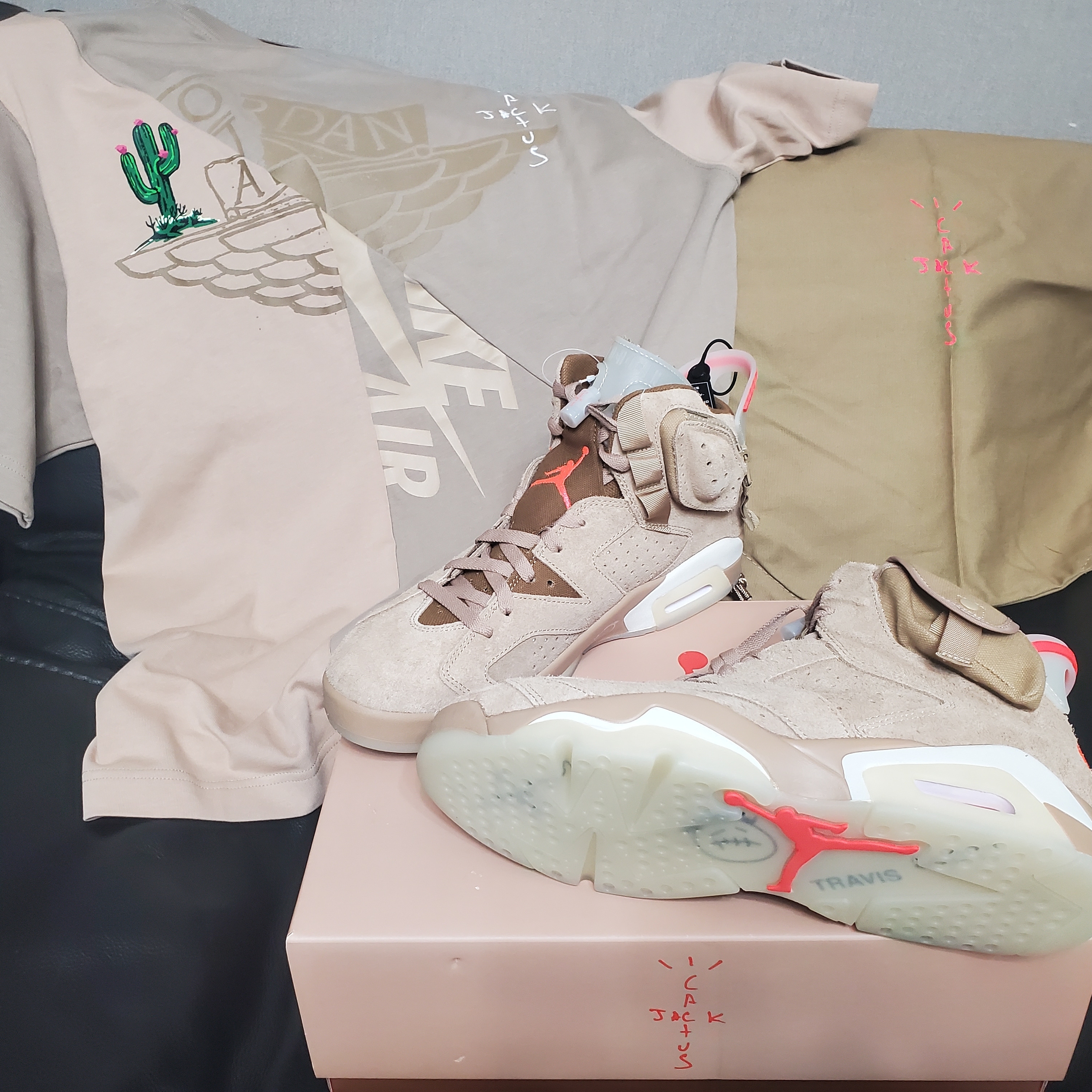 Jordan 6 x Travis Scott Retro SP British Khaki, Jordan x Travis Scott S/S Top - Asia 착용 스타일 - 1