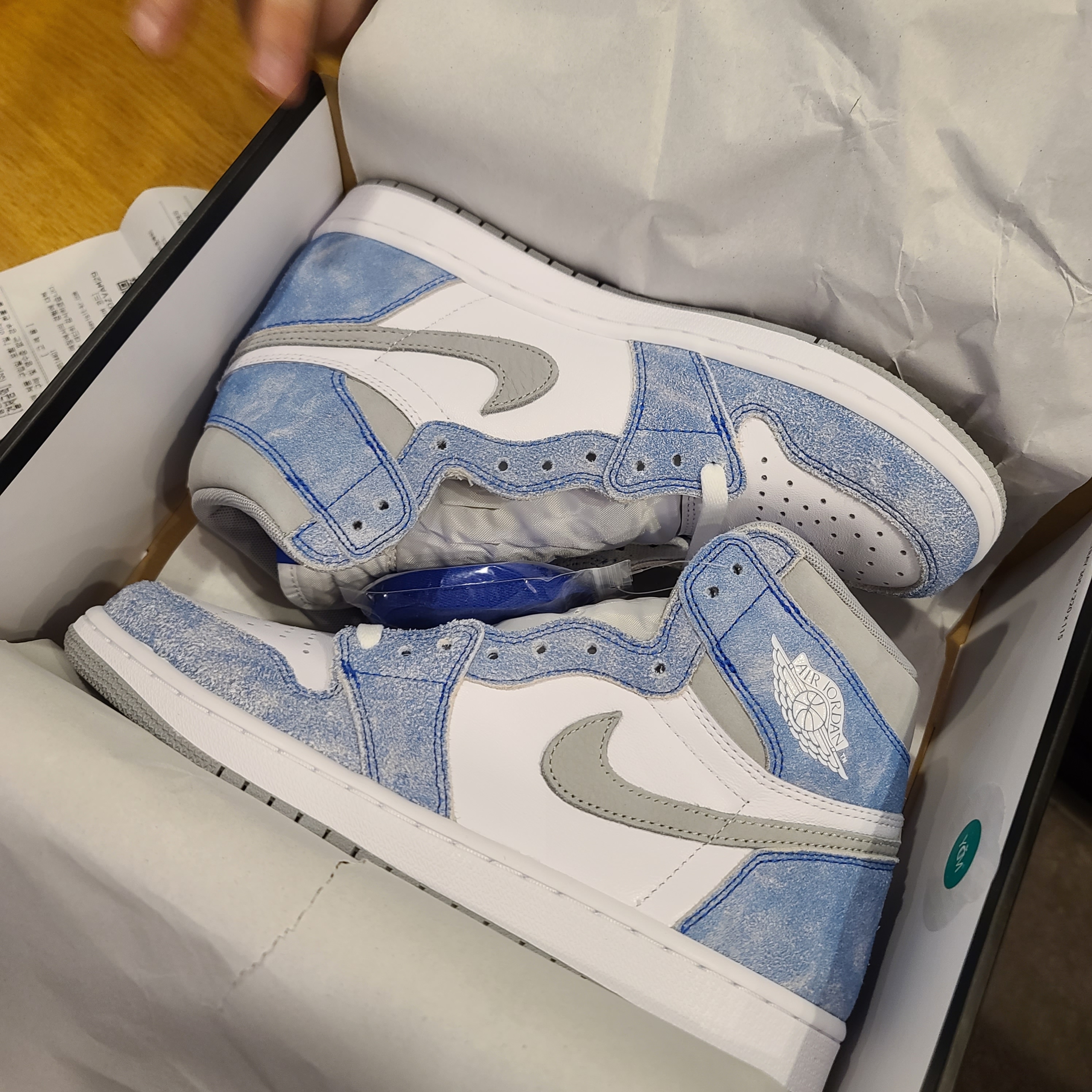 Jordan 1 Retro High OG Hyper Royal 착용 스타일