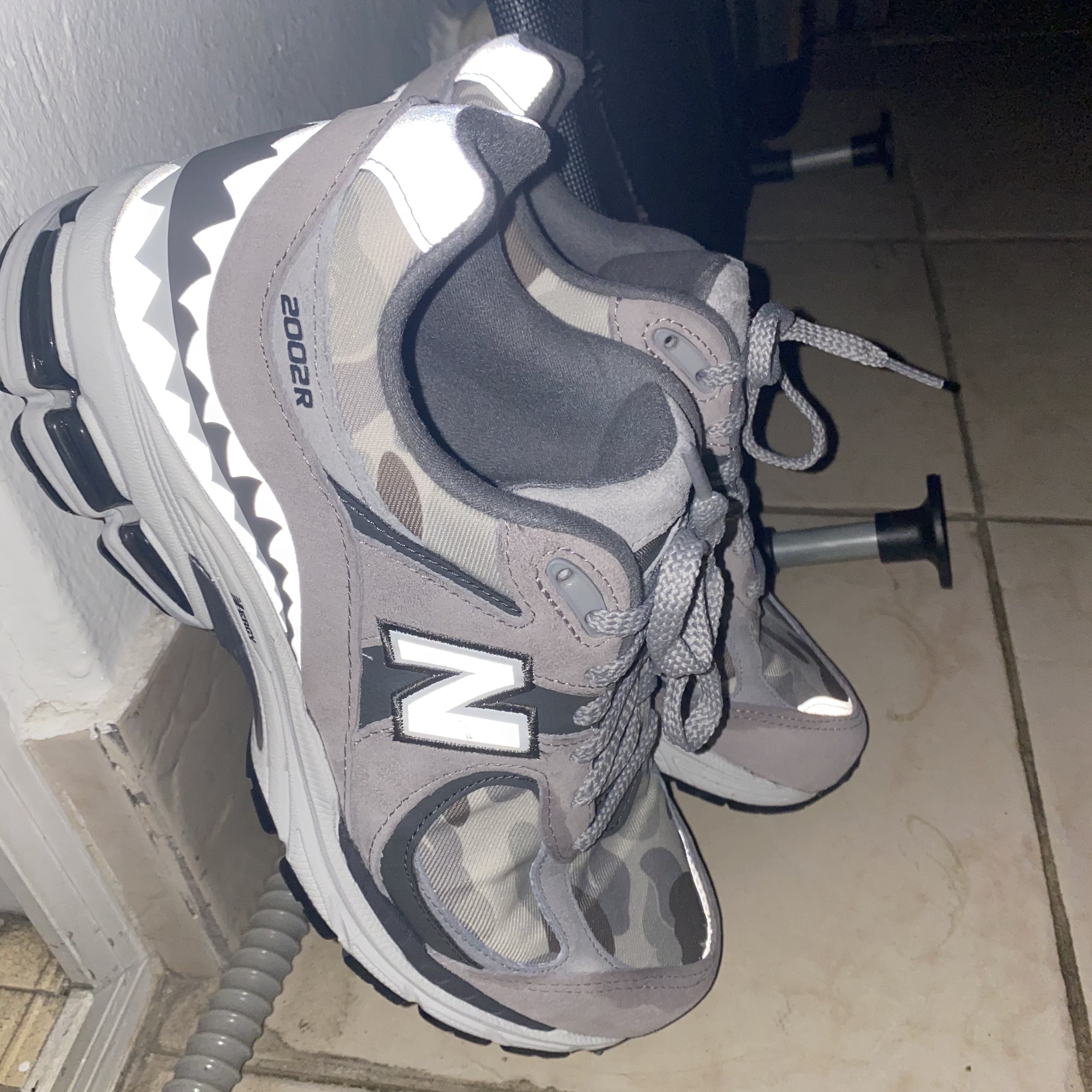 New Balance x BAPE 2002R Gray Camo (Special Box) 착용 스타일 - 3