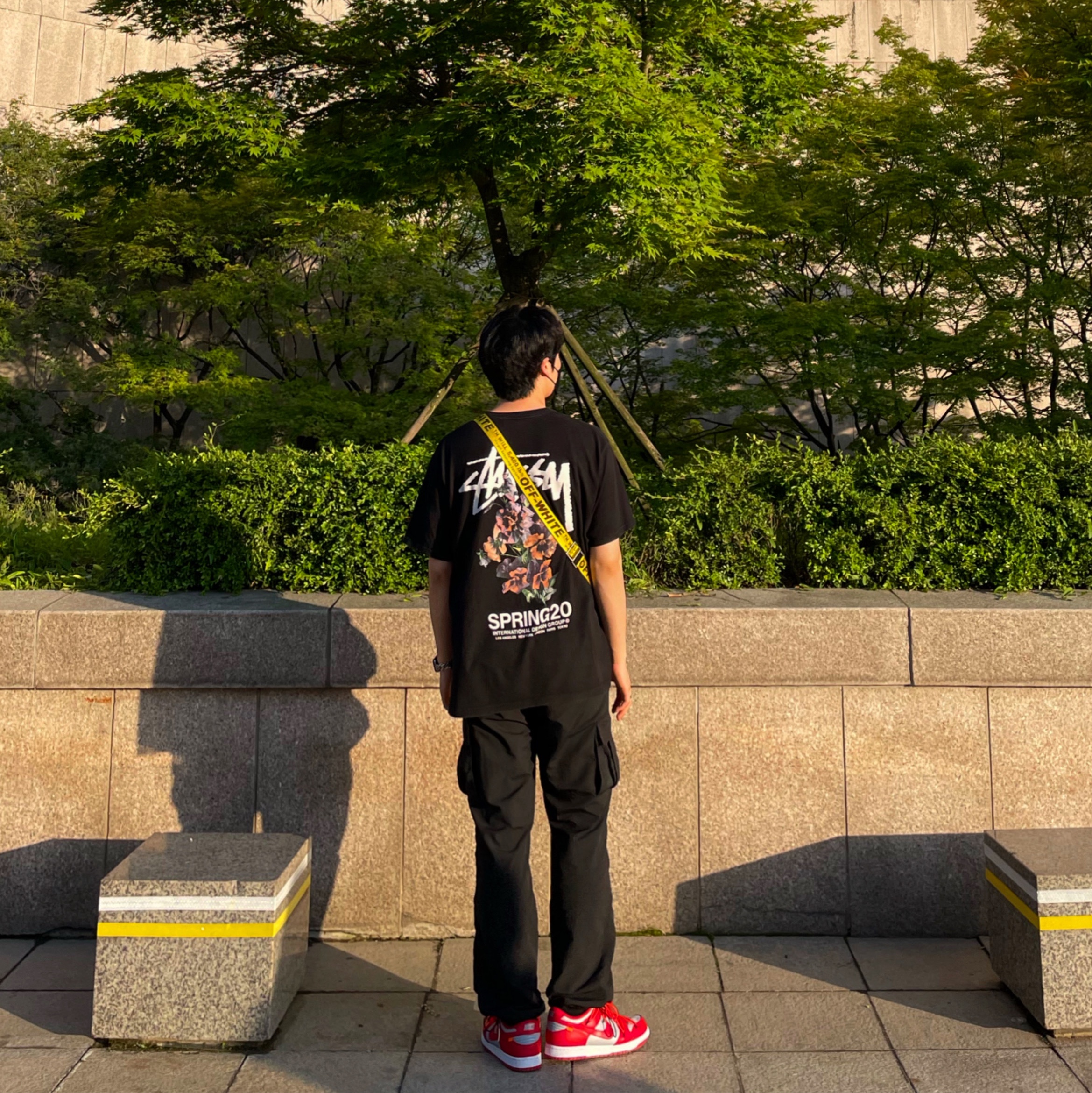Nike x Off-White Dunk Low University Red, Stussy Bouquet T-Shirt Black 착용 스타일