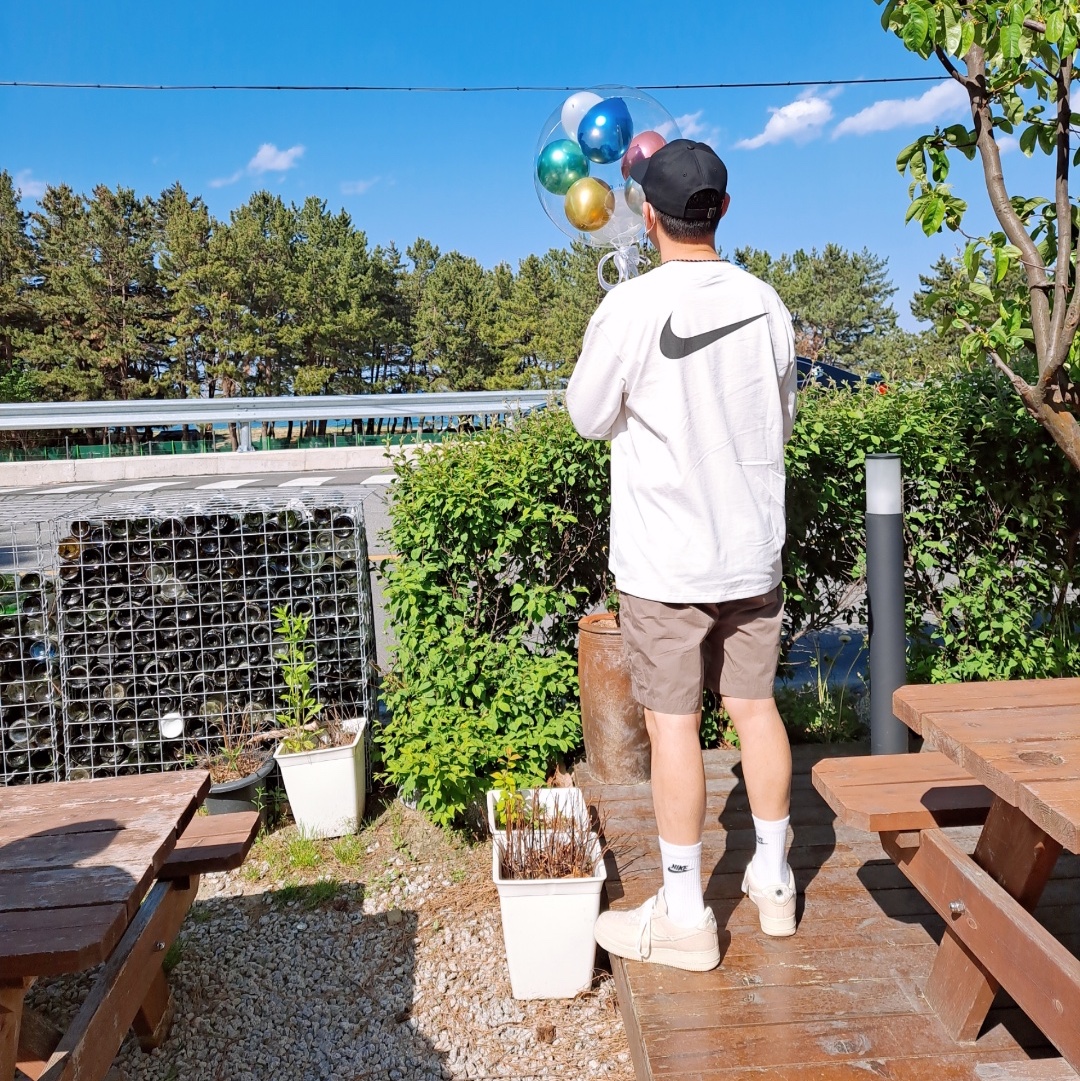 Nike x Stussy Air Force 1 Low Fossil, Nike x Stussy Big Swoosh LS T-Shirt White - US/EU 착용 스타일 - 3