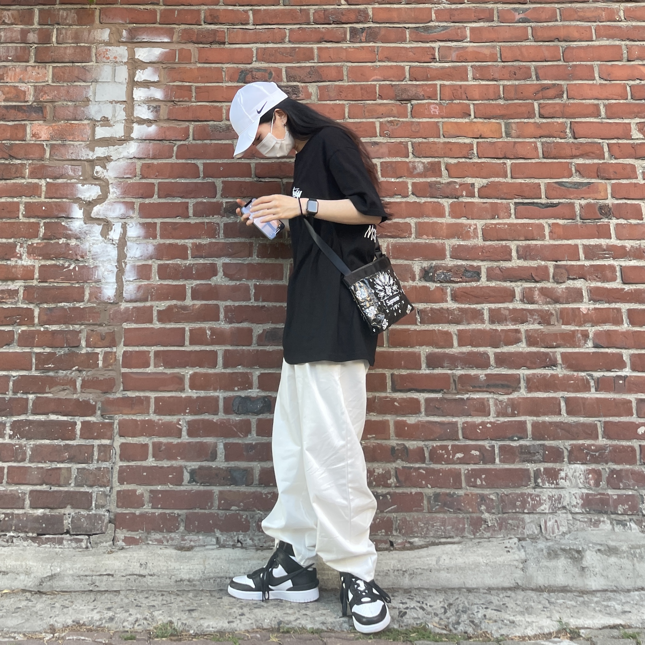 Nike x Drake Nocta Cardinal Stock Essential Cap White, Stussy Stock DSM London T-Shirt Black 착용 스타일