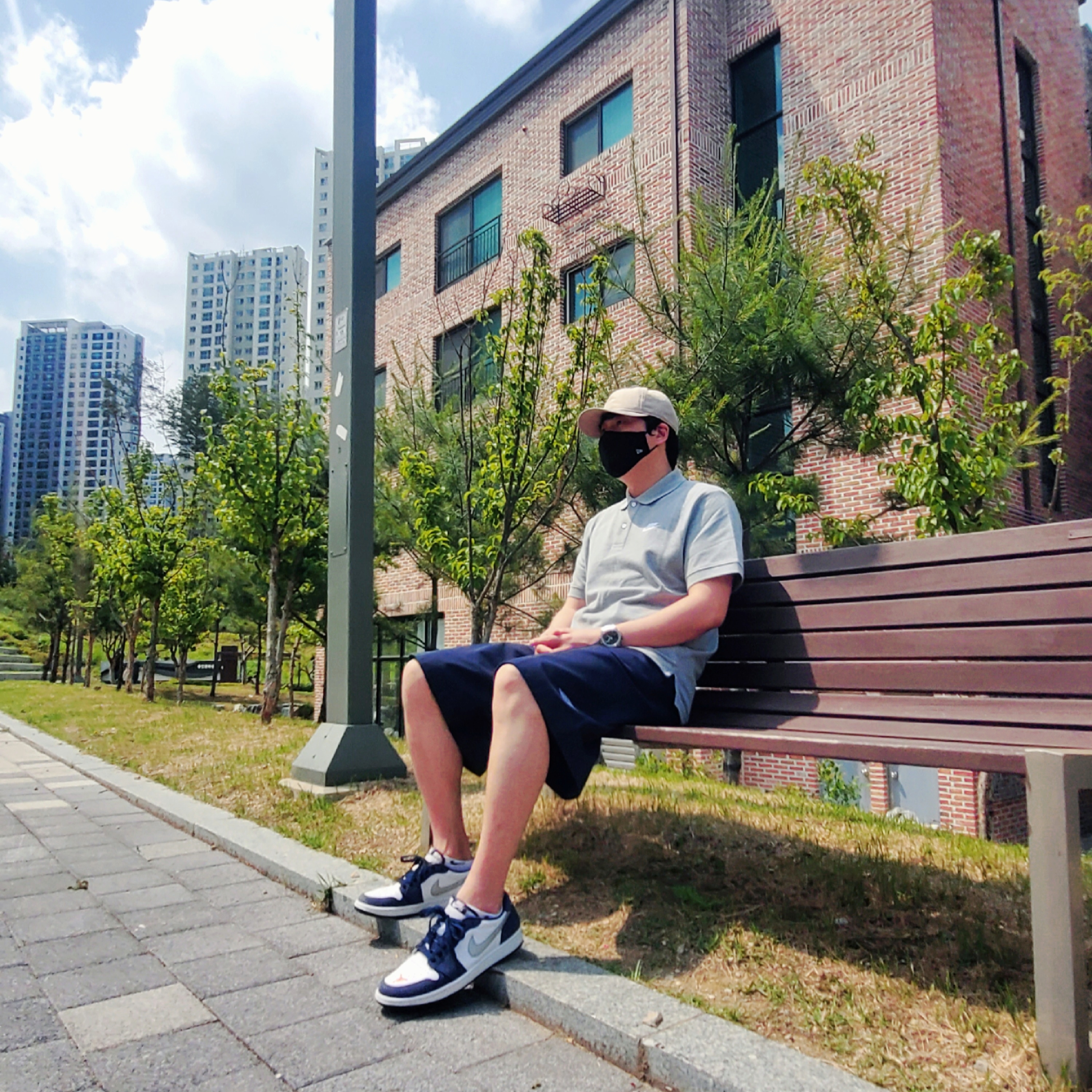 Jordan 1 Low SB Koston Midnight Navy 착용 스타일 - 2
