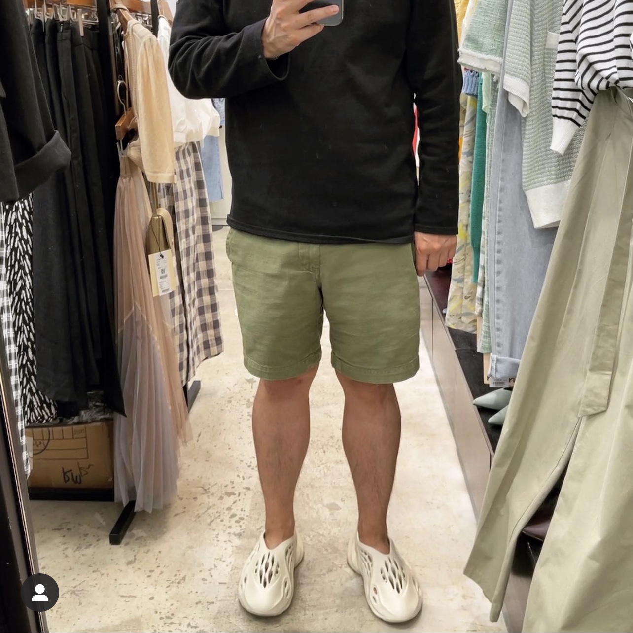 Adidas Yeezy Foam RNNR Sand 착용 스타일
