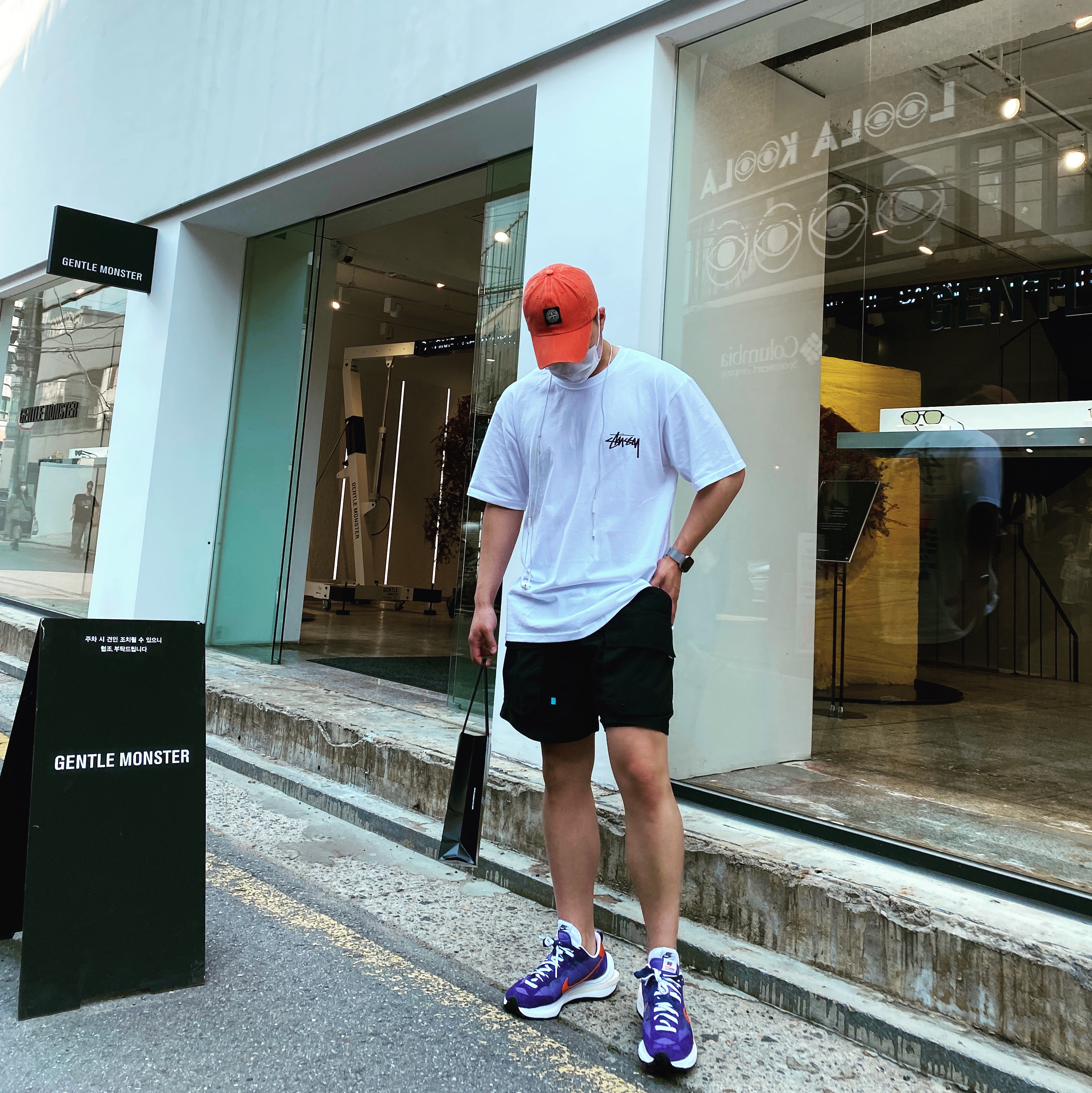 Stussy Reflection T-Shirt White, Nike x Sacai VaporWaffle Dark Iris 착용 스타일