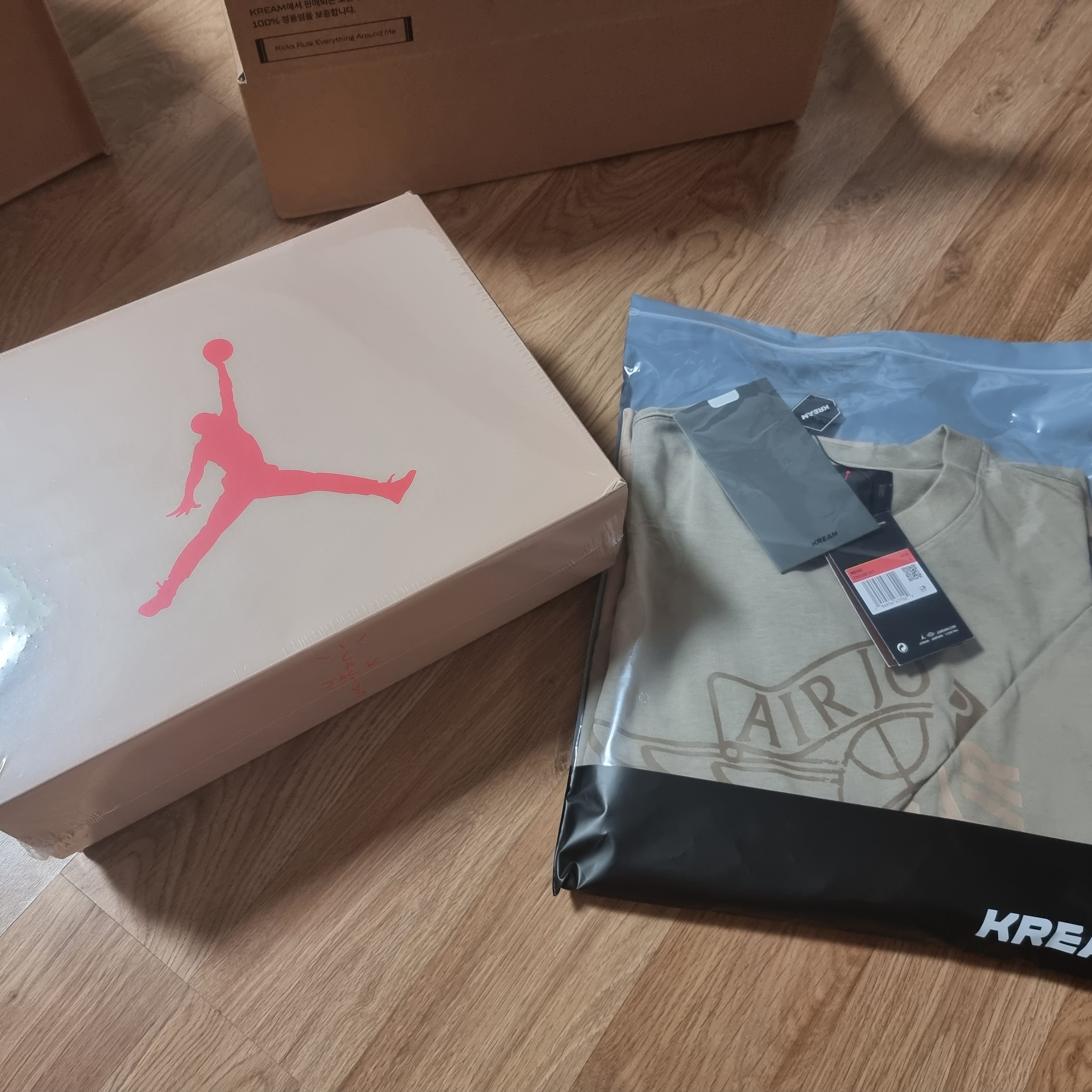 Jordan 6 x Travis Scott Retro SP British Khaki, Jordan x Travis Scott S/S Top - Asia 착용 스타일 - 1