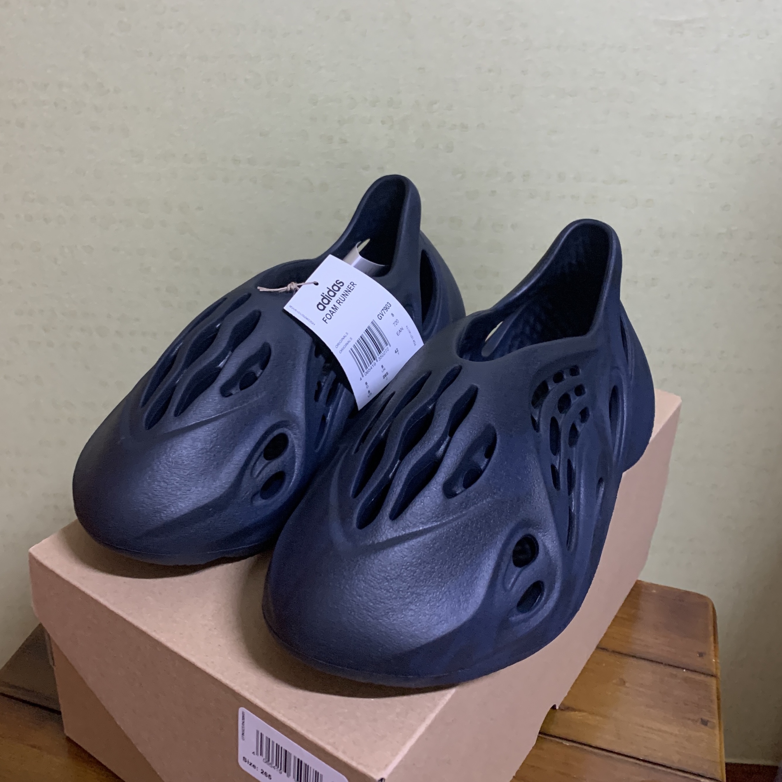 Adidas Yeezy Foam RNNR Mineral Blue 착용 스타일
