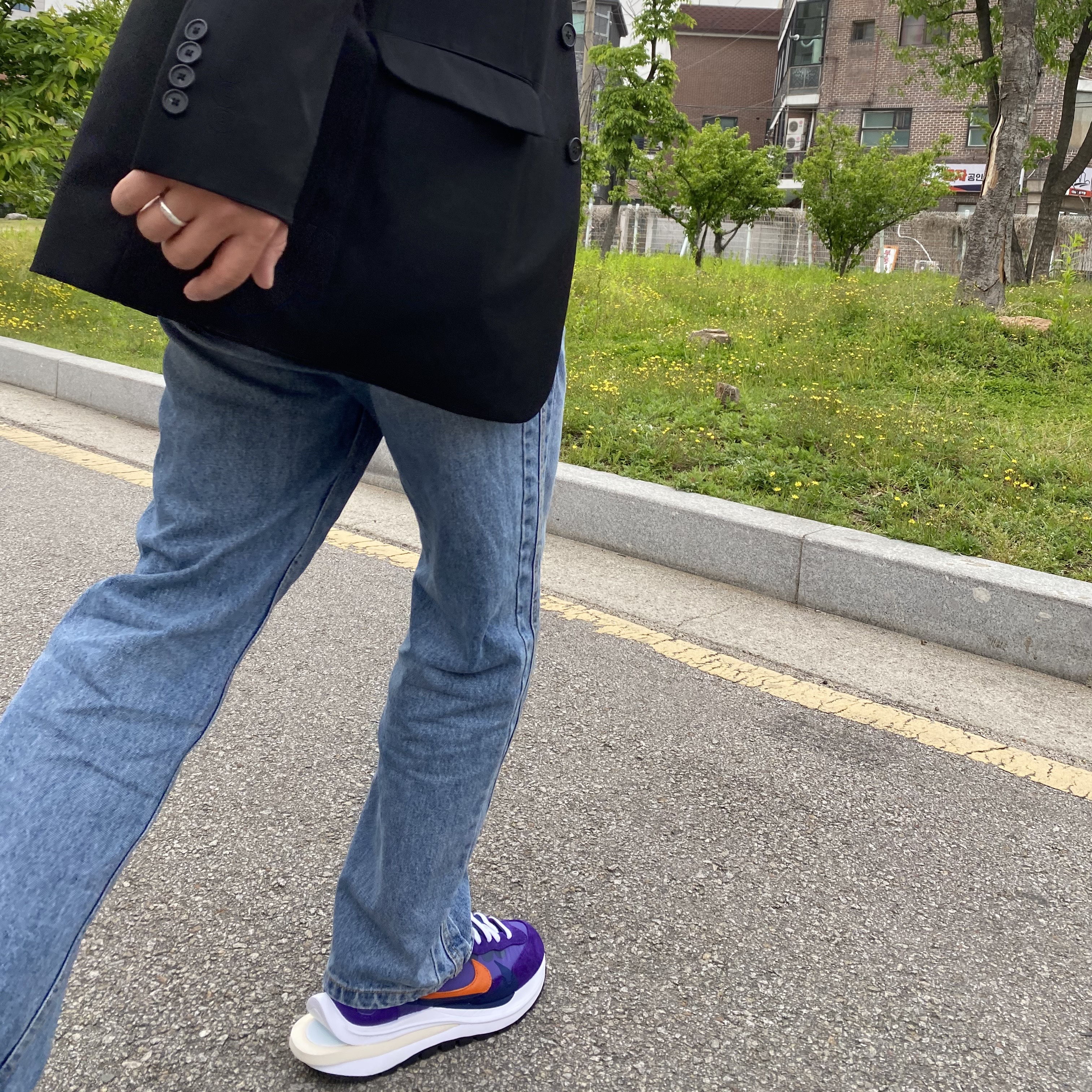 Nike x Sacai VaporWaffle Dark Iris 착용 스타일 - 3