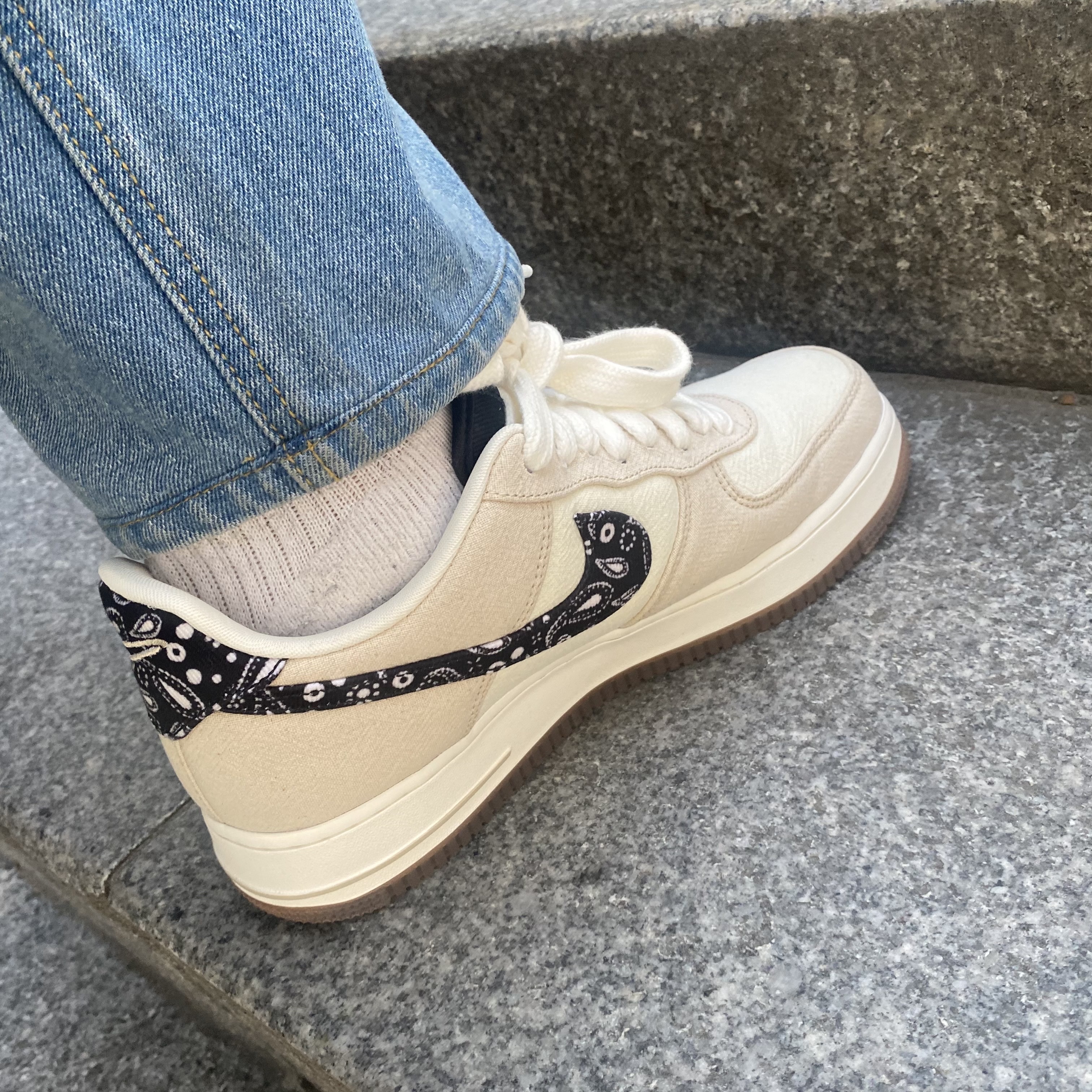 Nike Air Force 1 '07 LV8 Paisley Swoosh 착용 스타일