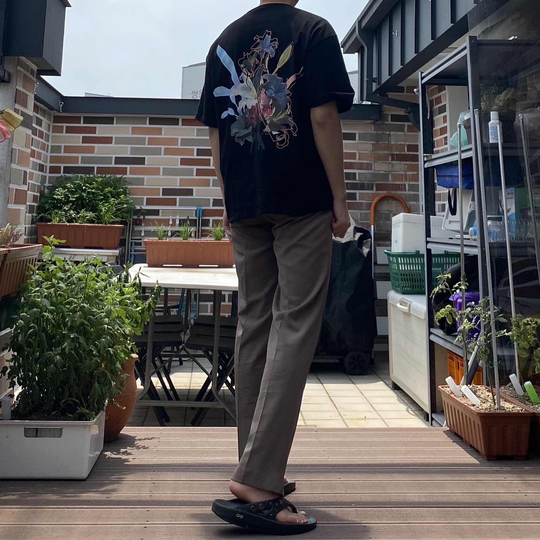 Oofos x Andersson Bell OOriginal Flip Flop Black 착용 스타일 - 2