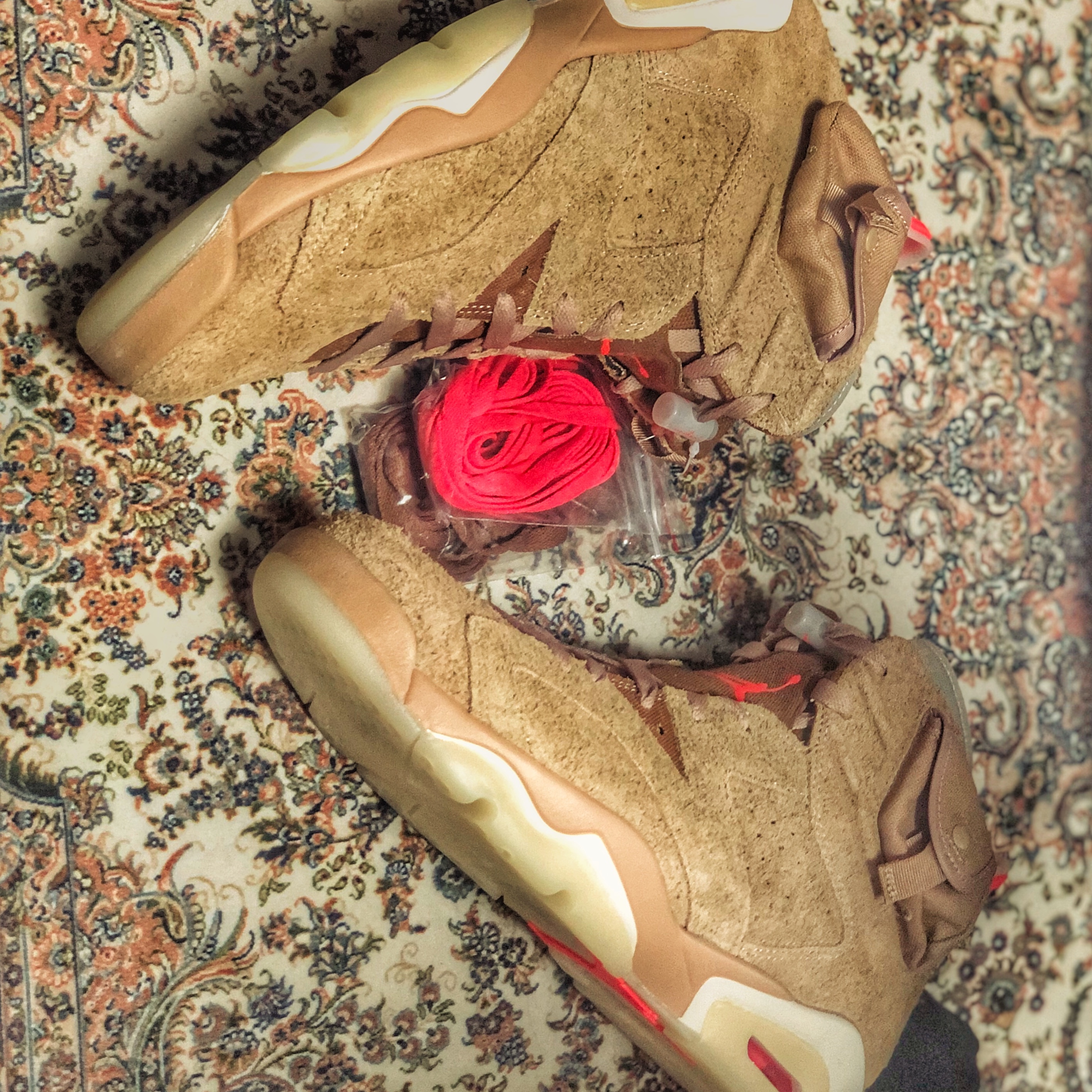 Jordan 6 x Travis Scott Retro SP British Khaki 착용 스타일